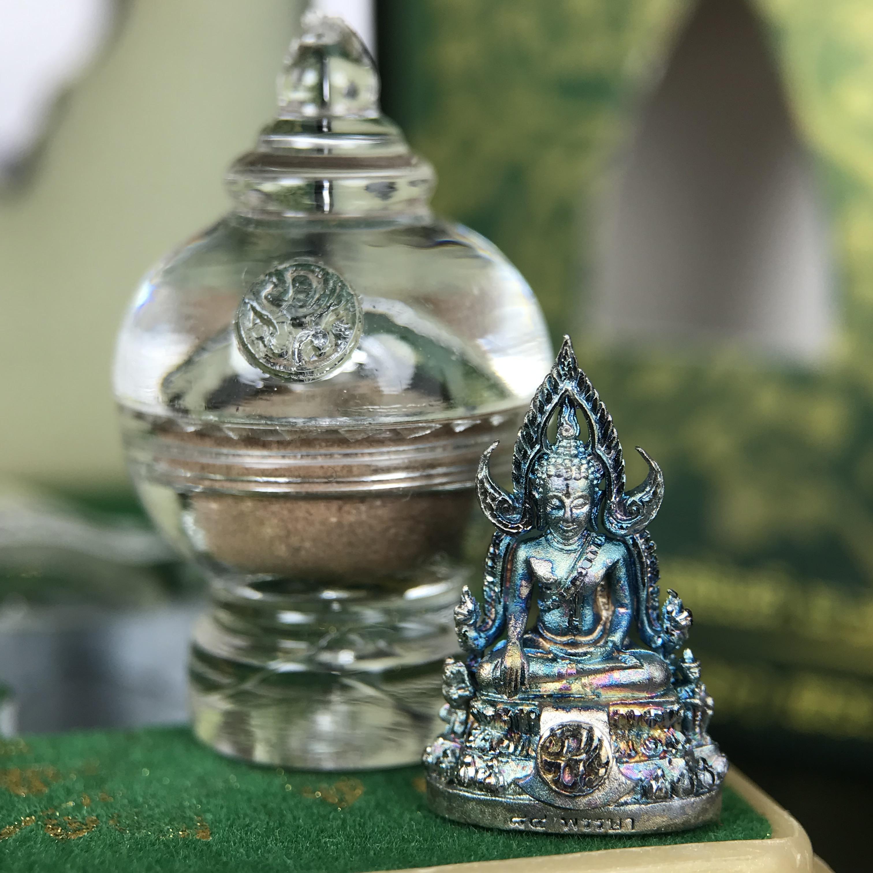 พระพุทธชินราช ภปร. 84 พรรษา ในหลวงรัชกาลที่ 9 พิมพ์เล็กขนาดหน้าตัก 1/4 นิ้ว(สูง 2.0 ซม.)เนื้อเงินชุบทองคำขาว (สภาพผิวเดิมสวย ขึ้นสีรุ้งฟ้าครามธรรมชาติสวยมาก แบบนิยม)(พระราชทานมวลสาร จิตรลดาและเส้นพระเจ้า(เส้นผม))พุทธศิลป์ทรงคุณค่าอีกหนึ่งรุ่นยอดนิยม