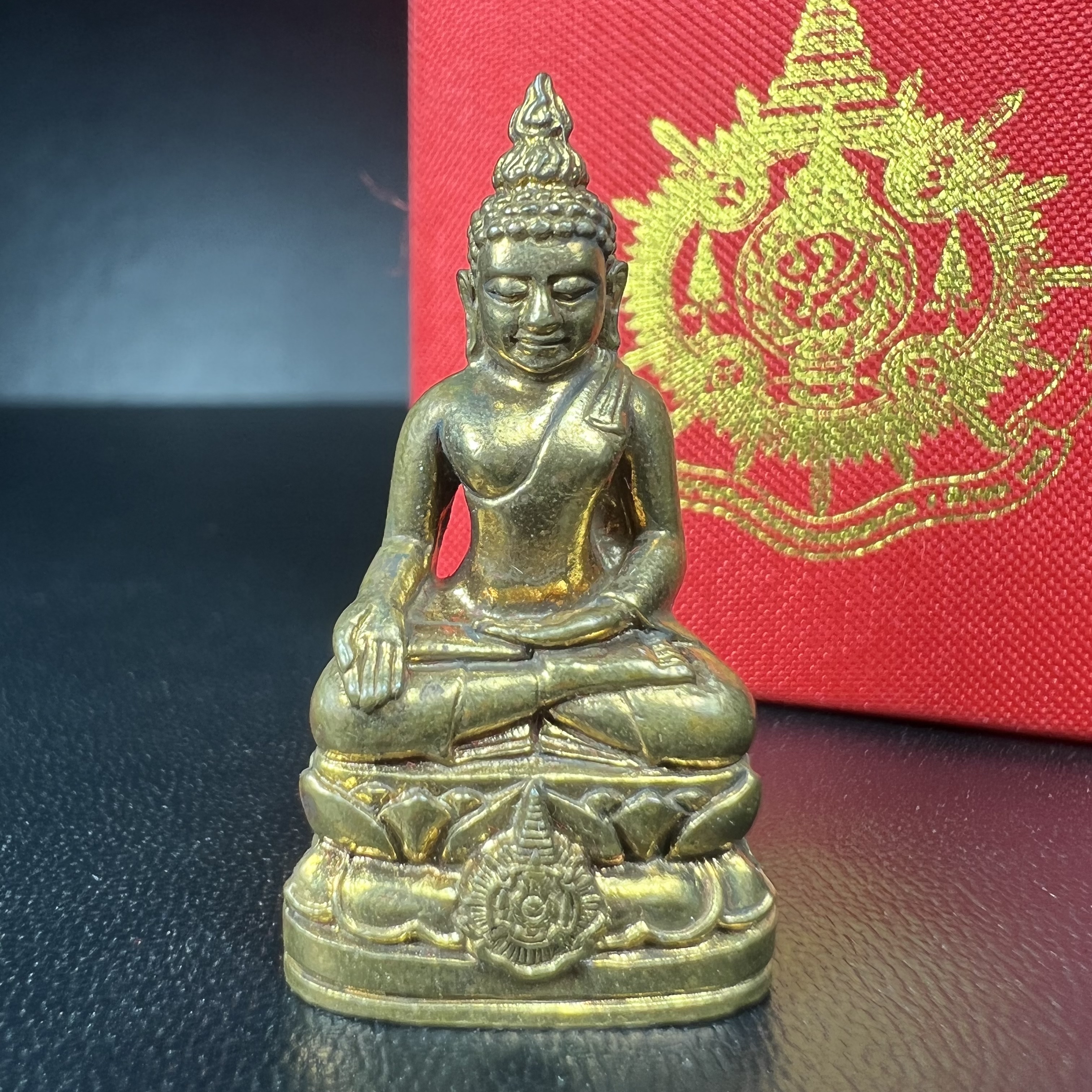 พระกริ่งไพรีพินาศ เฉลิมพระเกียรติ พระบาทสมเด็จพระเจ้าอยู่หัวรัชกาลที่9 พระชนมพรรษา 6 รอบ ปี2542เนื้อสัมฤทธิ์(บรรจุเหล็กไหล)ดีนอก-ดีใน(องค์นี้เป็นเนื้อสัมฤทธิ์ พิเศษกรรมการ ตอก 2 โค๊ต หมายเลข ๒๓๕๗)หายาก