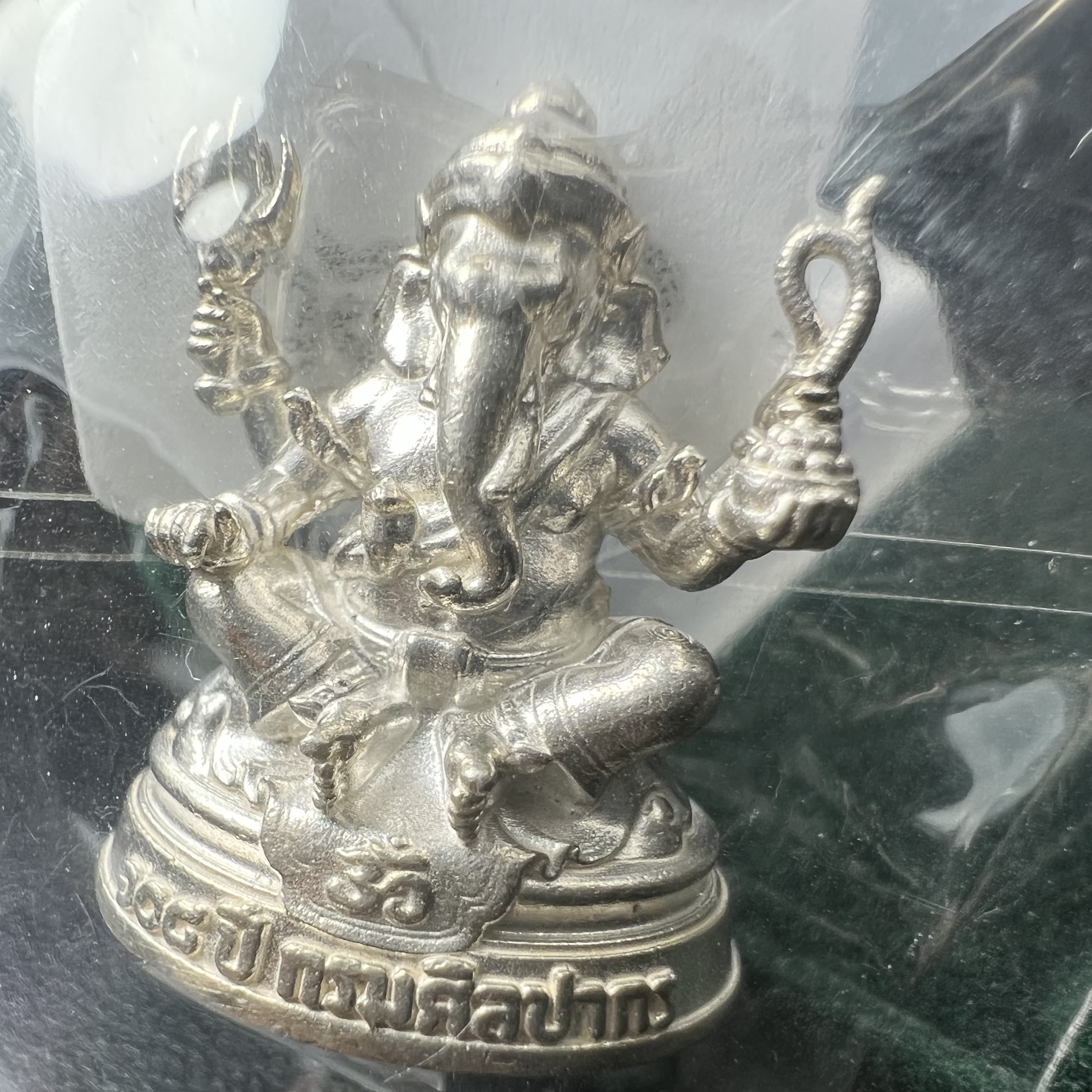 พระพิฆเนศวร รุ่น 108 ปี แห่งการสถาปนากรมศิลปากร ปี 2562 เนื้อเงิน ขนาดลอยองค์ หน้าตัก 1/2 นิ้ว(ขนาดประมาณ 1.8 x 2.1 ซม.)(พิธีใหญ่ มวลสารดี)(มีโค๊ดและหมายเลขกำกับเลข)1 ใน 1999 องค์