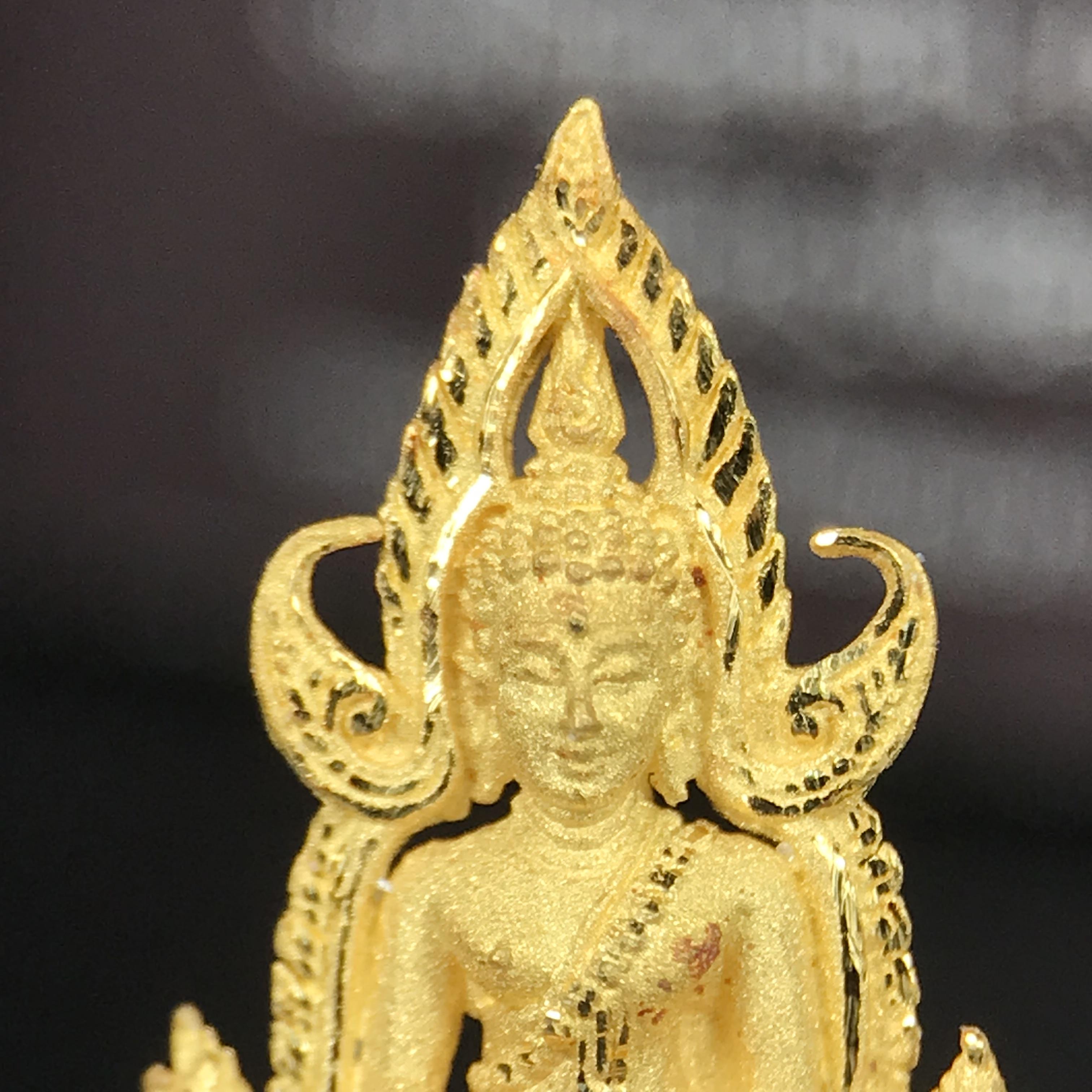 พระพุทธชินราช ภปร. โครงการ "เพราะแผ่นดินนี้ คือ แผ่นดินเกิด" ปี 2548(รุ่นแรก) ลอยองค์เนื้อทองคำบริสุทธิ์ 96.5% (น้ำหนัก 2.5 กรัม) หน้าตัก 1/4 นิ้ว (ขนาด 1.6 x1.1 ซม.) พุทธศิลป์งดงามทรงคุณค่า รุ่นยอดนิยม