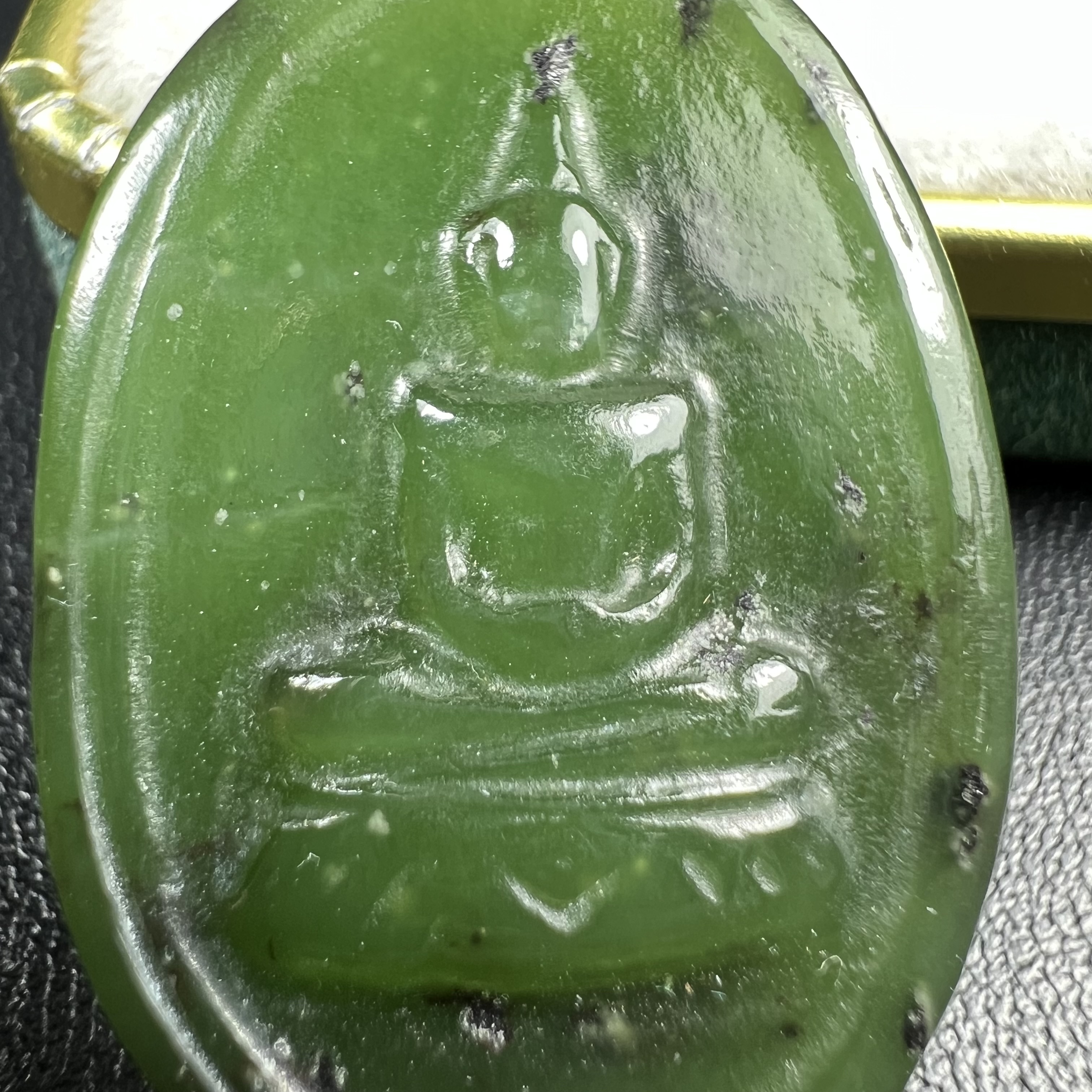 เหรียญหยกพระแก้วมรกต ชนิดกลมรูปไข่ วัดพระแก้วเชียงราย ปี 2534 ที่ระลึก 90 พรรษา สมเด็จย่า (ในหลวงรัชกาลที่9เสด็จเจิมพระสุหร่ายในพิธี)1 ใน 2534 องค์(หายาก)สุดยอดมงคลอีกหนึ่งรายการที่แนะนำ สภาพผิวหยกสวยมาพร้อมกล่องบรรจุเดิมครบสมบูรณ์