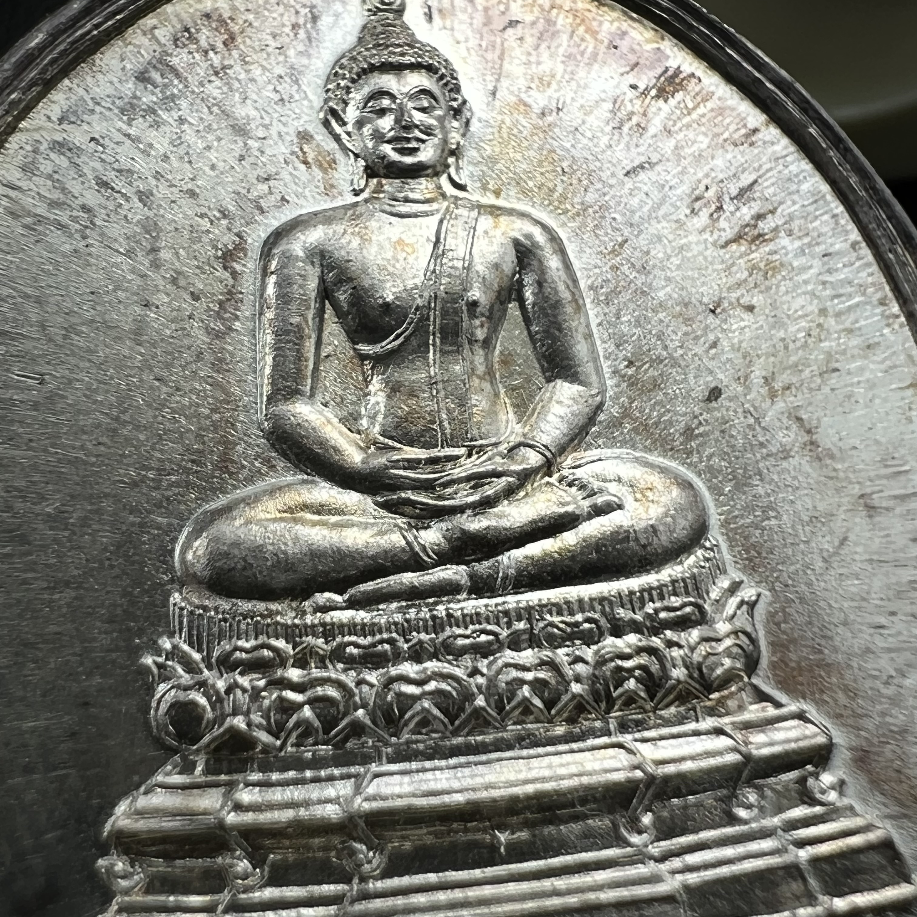 เหรียญพระพุทธสิหิงค์ ภปร. รุ่นมหาลัยธรรมศาสตร์ 60ปี พ.ศ.2537 พิมพ์เล็กกรรมการ(ไม่มีหูห่วง)เนื้อเงินพร้อมกล่องบรรจุเดิม(ในหลวงรัชกาลที่9เสด็จในพิธี)(พิธีใหญ่เกจิที่มีชื่อเสียงมาร่วมปลุกเสกจำนวนมากชนวนมาลสารเก่าเข้มขลัง)ของดีธรรมศาสตร์ที่ศิษย์เก่าไม่ควรพลาด