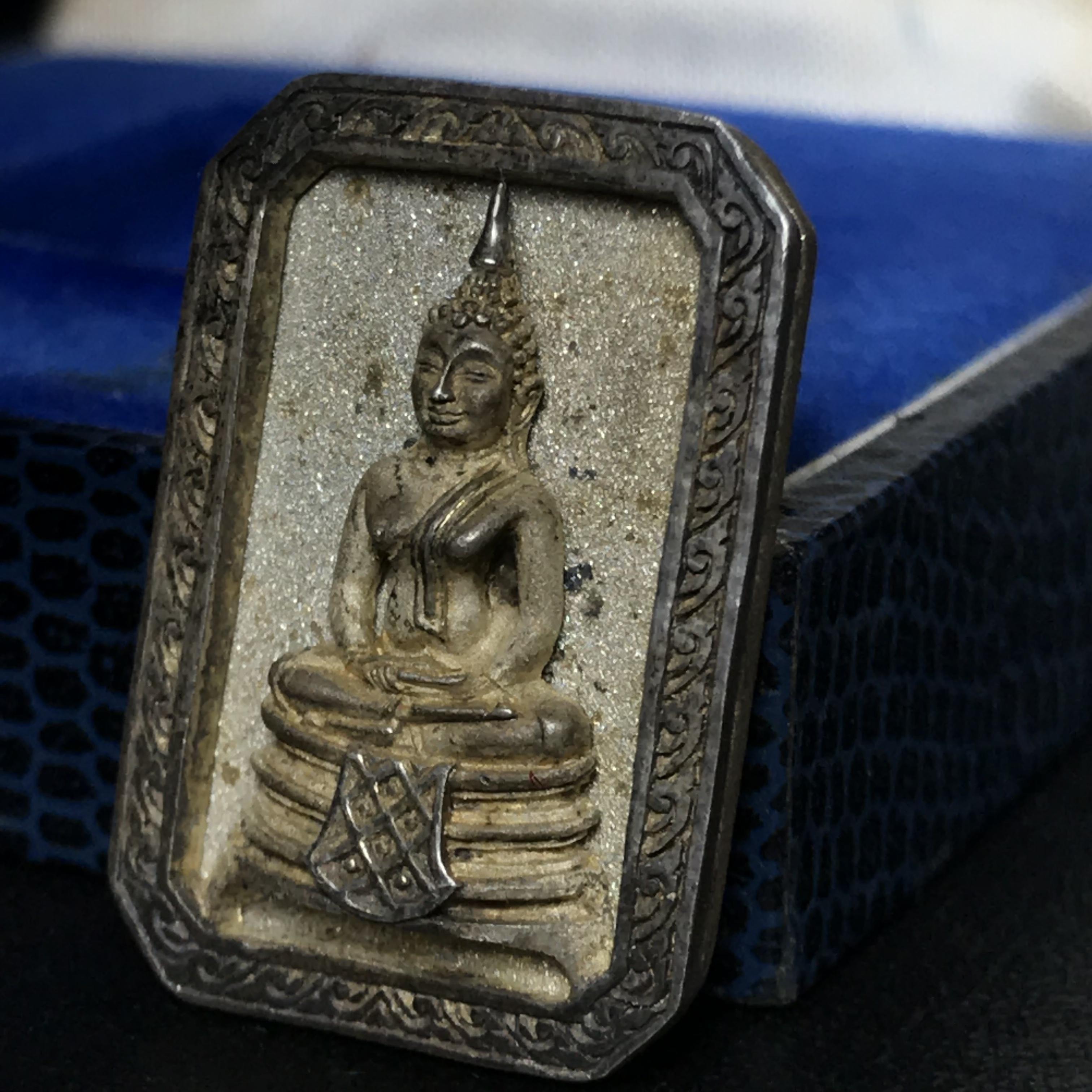 พระพุทธโสธร(หลวงพ่อโสธร) รุ่นสร้างอุโบสถ ปี2539 เนื้อเงิน พิมพ์แปดเหลี่ยม(หายาก) สภาพสวยผิวเดิมกล่องบรรจุการ์ดใบรับรองเดิมครบสมบูรณ์