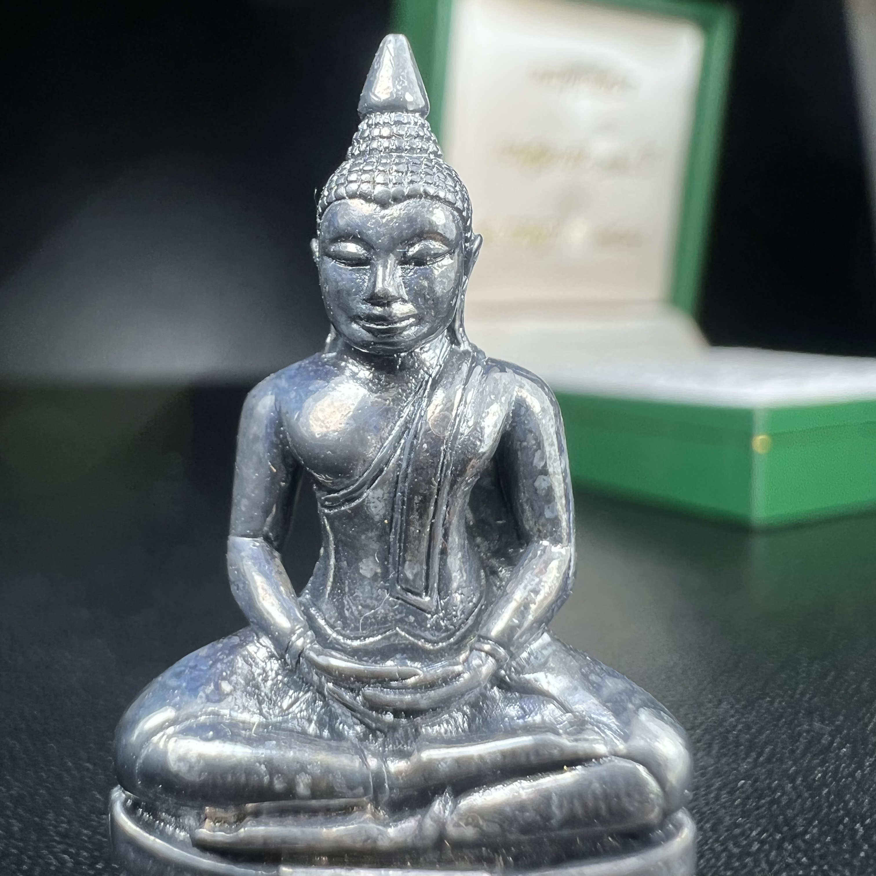 พระพุทธโสธร รุ่น กศก. 120 ปี เนื่องในโอกาสครบ 120 ปี กรมศุลกากร กระทรวงการคลัง จัดสร้าง ปี 2537 เนื้อเงินบริสุทธิ์ 99.9% ผิวขัดเงาลงดำ(งานบริษัท แพรนด้า จิวเวลรี่)สวยงดงาม ทรงคุณค่า