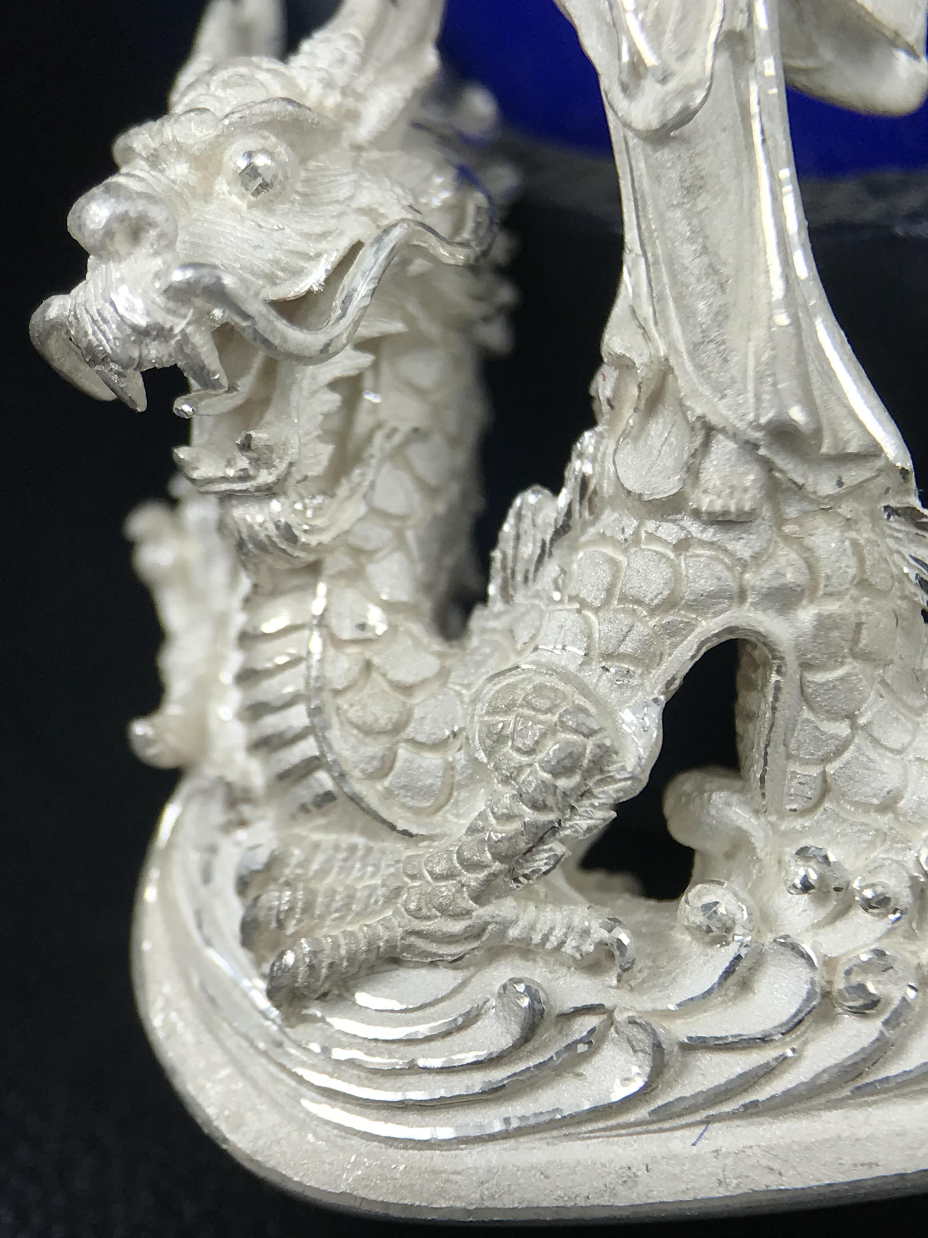 รูปหล่อลอยองค์พระโพธิสัตว์กวนอิม ทรงประทับมังกร จ.ระนอง เนื้อเงินพ่นทรายขัดเงาบางส่วน พิมพ์ใหญ่(สภาพผิว สวยงดงาม ทรงคุณค่า) เฉลิมฉลองในวโรกาสที่พระบาทสมเด็จพระเจ้าอยู่หัวทรงครองสิริราชสมบัติครบ 50 ปี จ.ระนอง พ.ศ.2539