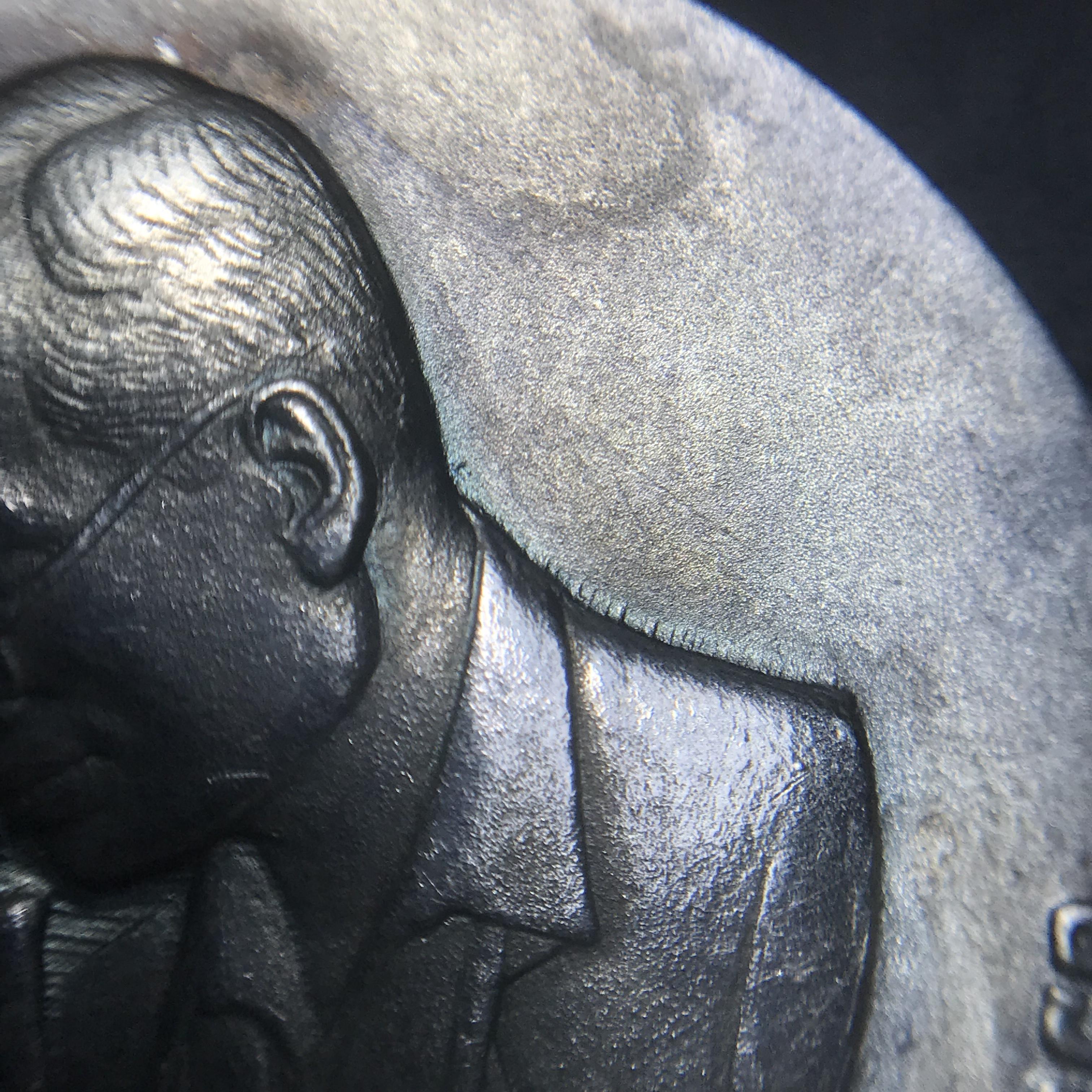 เหรียญพระมหาชนก ปี2539(รุ่นแรก) เนื้อเงิน พิมพ์ใหญ่บล็อกนิยมหายากสุดในรุ่น(วงเดือน คอจุด) ผิวเดิมสีรุ้งธรรมชาติแบบนิยม พร้อมหนังสือสภาพสวยครบชุด