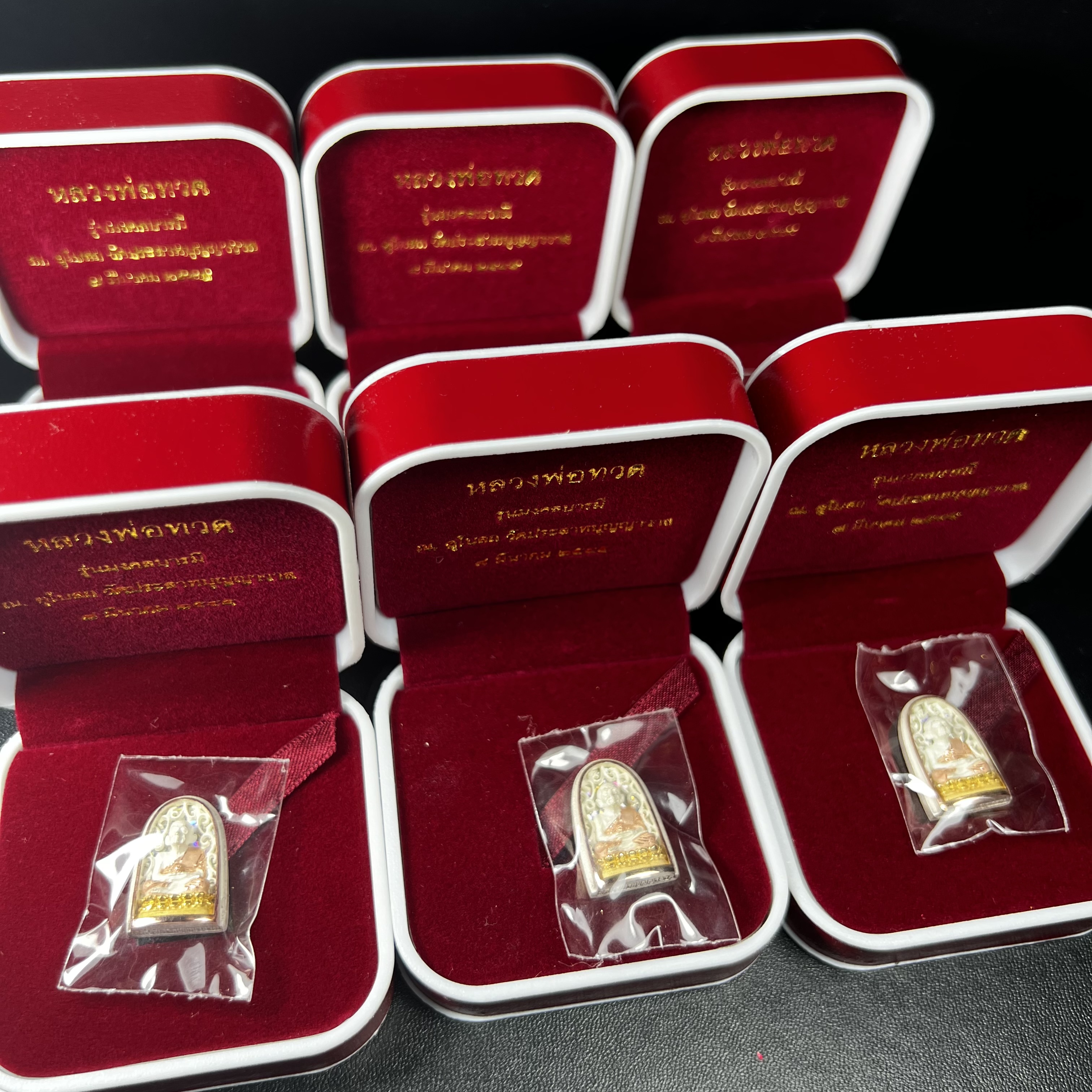 เหรียญหลวงพ่อทวด รุ่น มงคลบารมี วัดประสาทบุญญาวาส ปี 2545 เนื้อเงินสามกษัตริย์ พิมพ์ทรงพระรอด(ขนาด 2.2*1.5 ซม.)ฉลุลายฉากพื้นหลังสามมิติเปลือกหอยมุกสวยงาม ตอกโค๊ต ก(กรรมการ)พร้อมกล่องบรรจุเดิม