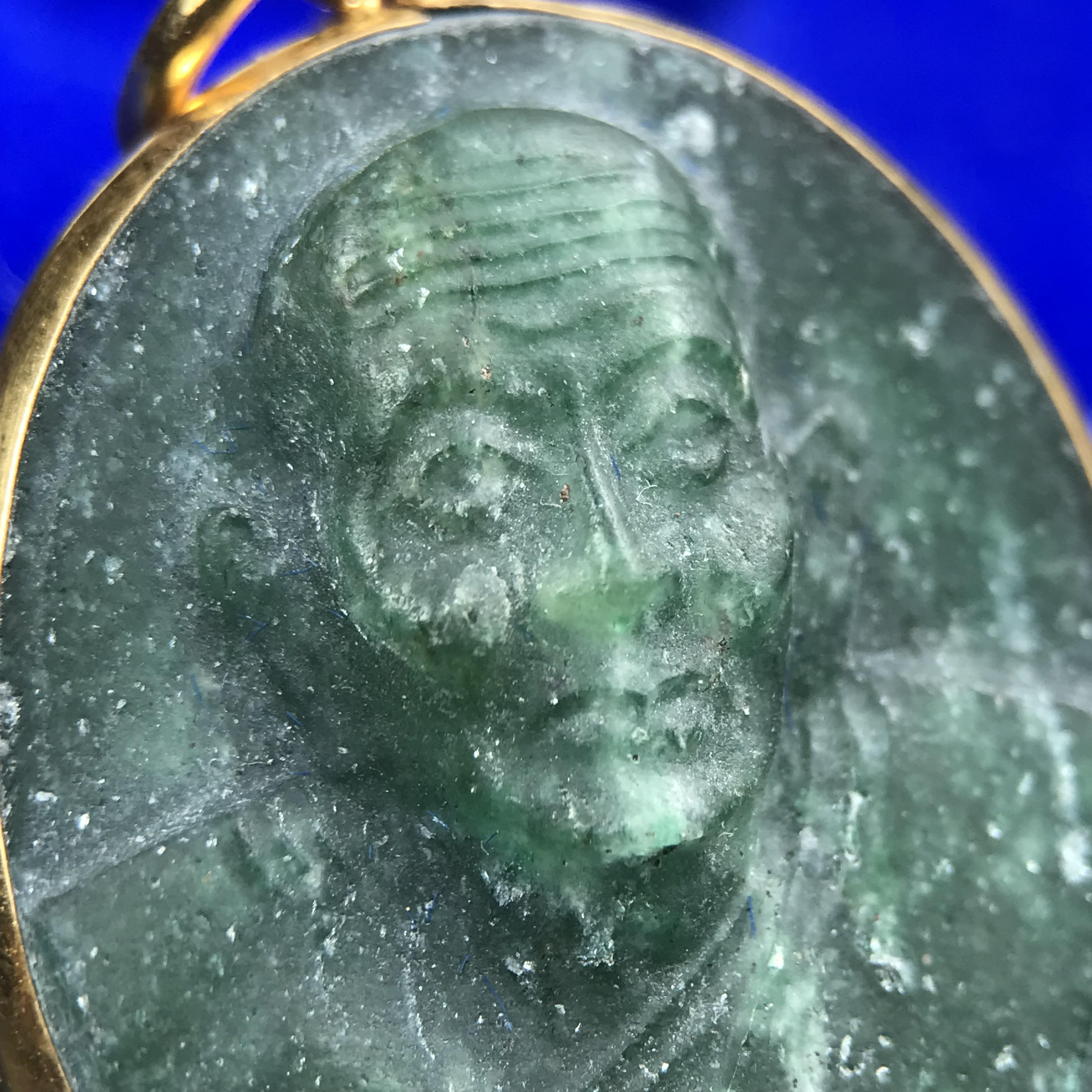 หลวงปู่ทวด วัดพะโคะ จ.สงขลา ปี 2543 เหรียญหยกรูปไข่(เลี่ยมทองคำ) ขนาด 2.2 x 2.5 ซม. ด้านหลังแผ่นโค๊ตทองคำ สร้างโดยสมาคมชาวเพชรบุรี “สมเด็จเจ้าพะโคะหลวงปู่ทวดเหยียบน้ำทะเลจืด” ครั้งแรกแห่งประวัติศาสตร์(สวยงามเป็นของล้ำค่าหายากมาก)สภาพสวยสมบูรณ์