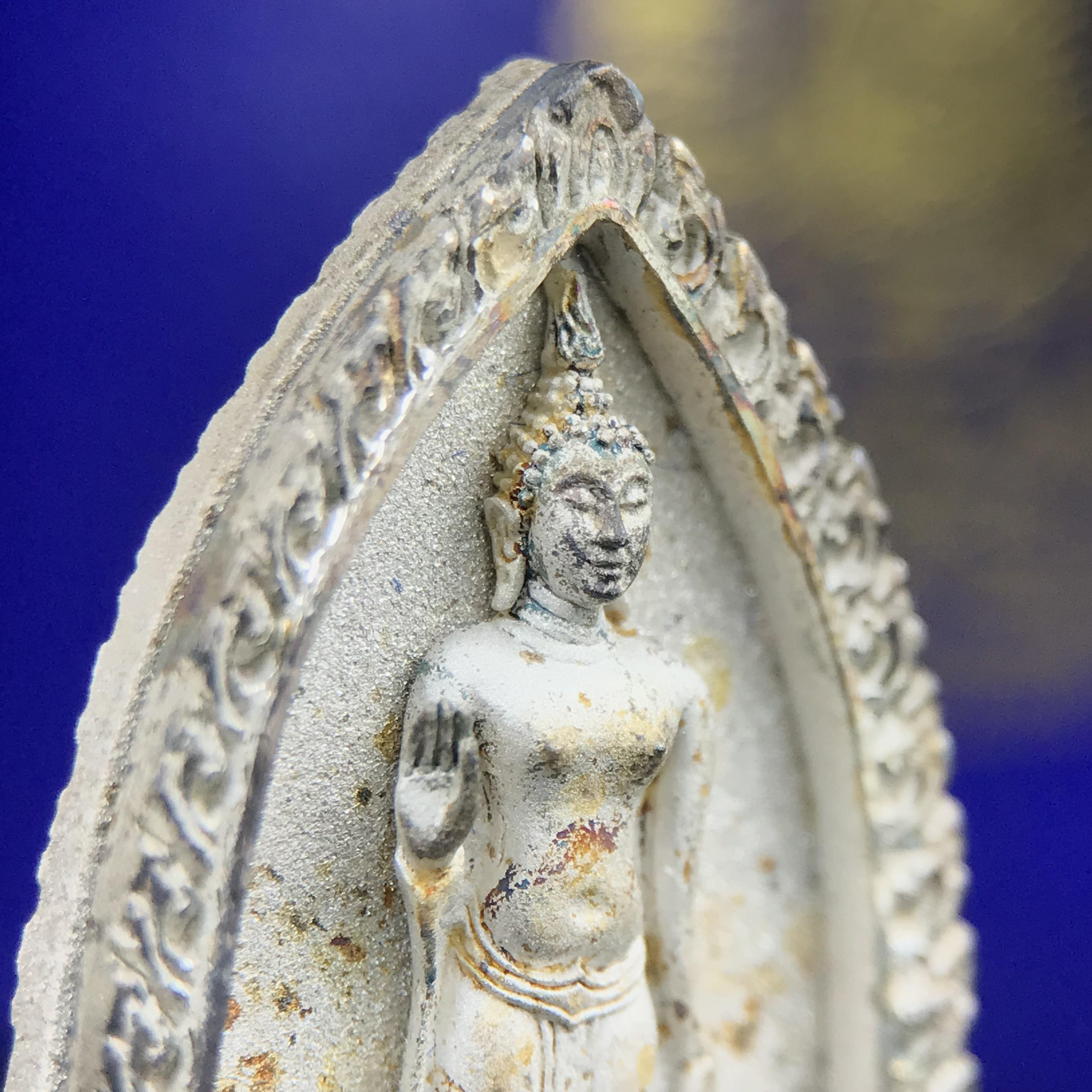 พระพุทธกาญจนพรสยามภูมิ ภปร. ปี 2539 เนื้อเงินพื้นทรายประกาย(ผิวเดิมสวย) พิมพ์ทรงใบขนุน ขนาด3.2ซม. พระพุทธรูปประจำพระชนมวาร รัชกาลที่9 ทรงโปรดเกล้าให้วิทยาลัยป้องกันราชอาณาจักร(วปอ.)สร้างในวโรกาสทรงครองสิริราชสมบัติครบ50ปี พ.ศ.2539(1ใน5000องค์)