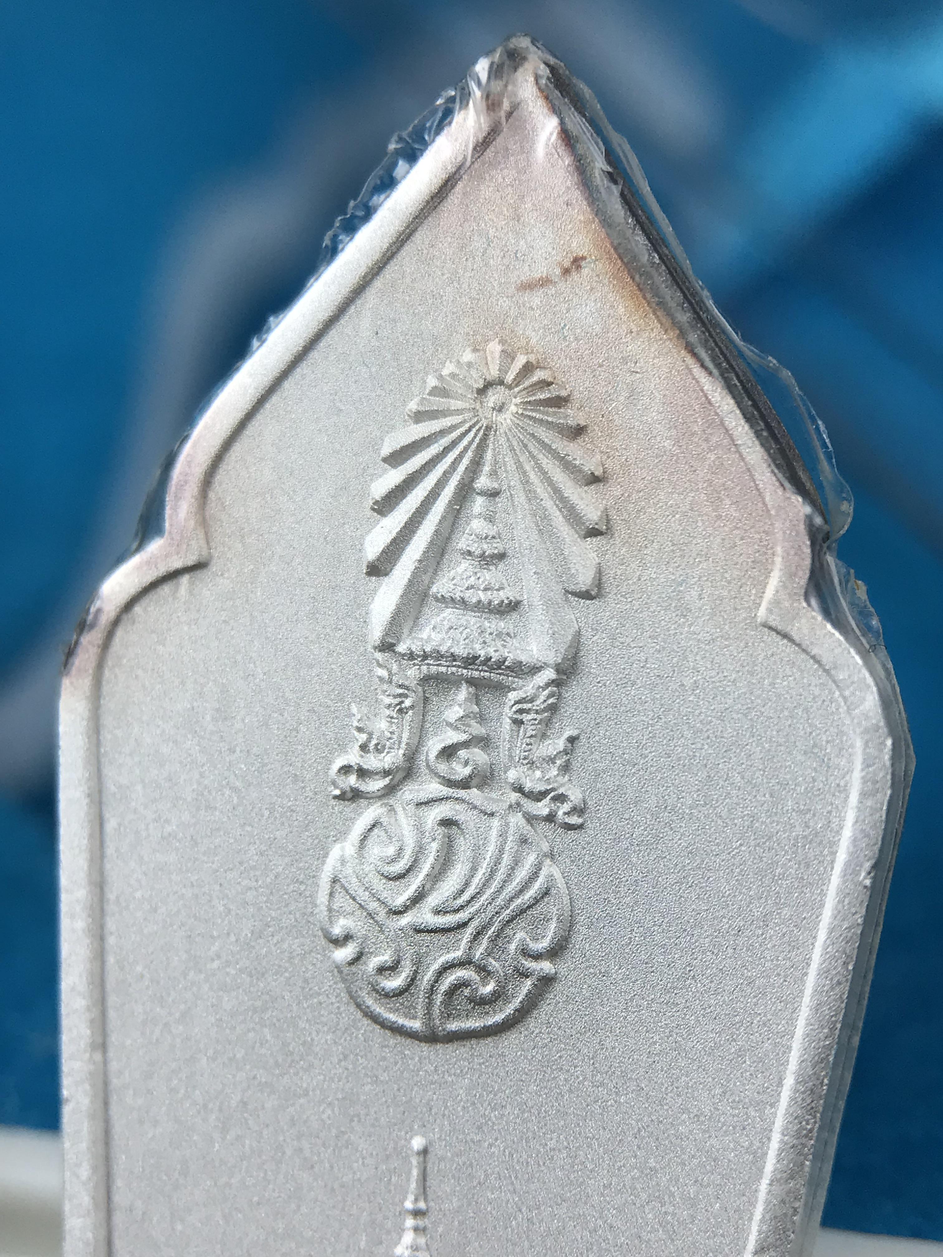 เหรียญที่ระลึกพระพุทธเมตตาประชาไทยไตรโลกนาถคันธารราฐอนุสรณ์ หลัง ภปร. และ สก. วัดทิพย์สุคนธาราม จ.กาญจนบุรี ปี 2558 เนื้อเงิน 99.99% ขนาดสูง 4.6 ซม. ที่ระลึก ร.9 พระชนมพรรษาครบ 7 รอบ และ สมเด็จพระราชินี พระชนมพรรษา 80 พรรษา พิธีใหญ่(หายาก1 ใน 999 เหรียญ)