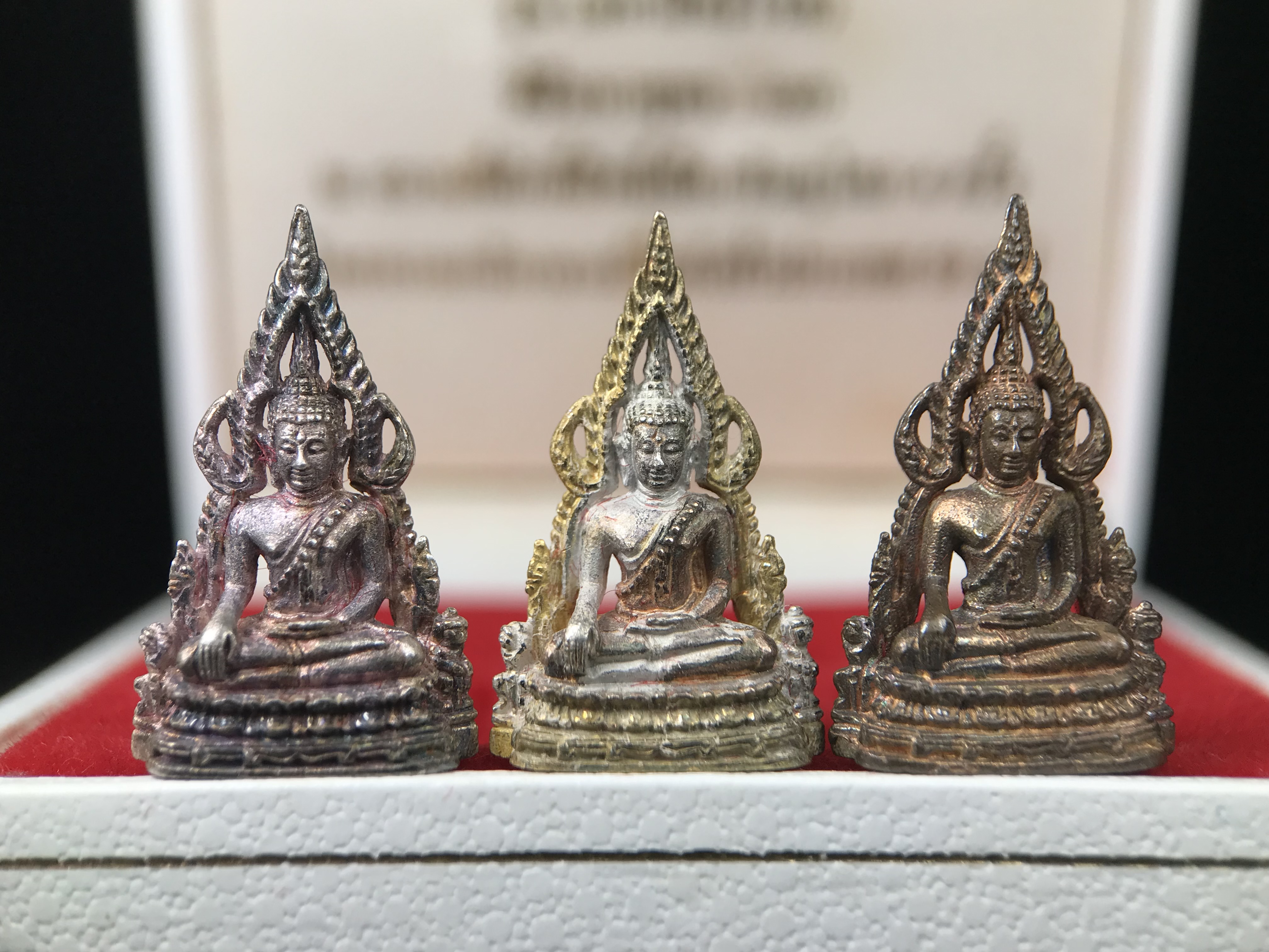 พระพุทธชินราช รุ่นมหาสิทธิโชค ปี2540 พิมพ์เล็กชุด3องค์ ขนาด 15 x 23 มม.(1.เงินสามกษัตริย์2.เงิน3.นวะ) พระดีพิธีใหญ่ พิธีพุทธาภิเษก ณ สถานที่ศักดิ์สิทธิ์เมืองพิษณุโลก ๔ ครั้ง โดยพระเกจิอาจารย์ชื่อดังทั่วประเทศ ๙๙ รูป โดยมีสมเด็จพระญาณสังวร เป็นประธานในพิธี