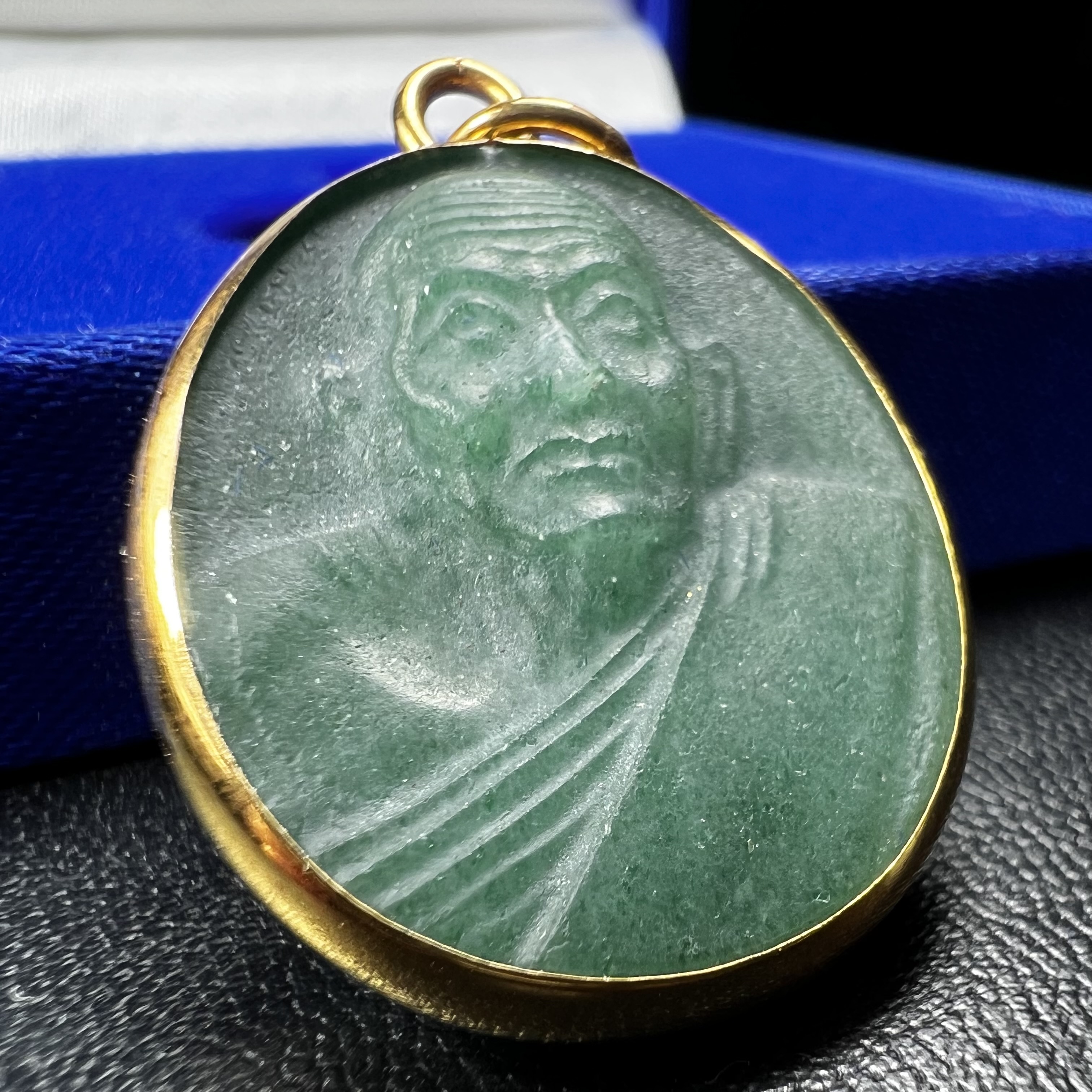 หลวงปู่ทวด วัดพะโคะ จ.สงขลา ปี 2543 เหรียญหยกรูปไข่(เลี่ยมทองคำ) ขนาด 2.2 x 2.5 ซม. ด้านหลังแผ่นโค๊ตทองคำ สร้างโดยสมาคมชาวเพชรบุรี “สมเด็จเจ้าพะโคะหลวงปู่ทวดเหยียบน้ำทะเลจืด” ครั้งแรกแห่งประวัติศาสตร์(สวยงามเป็นของล้ำค่าหายากมาก)สภาพสวยสมบูรณ์