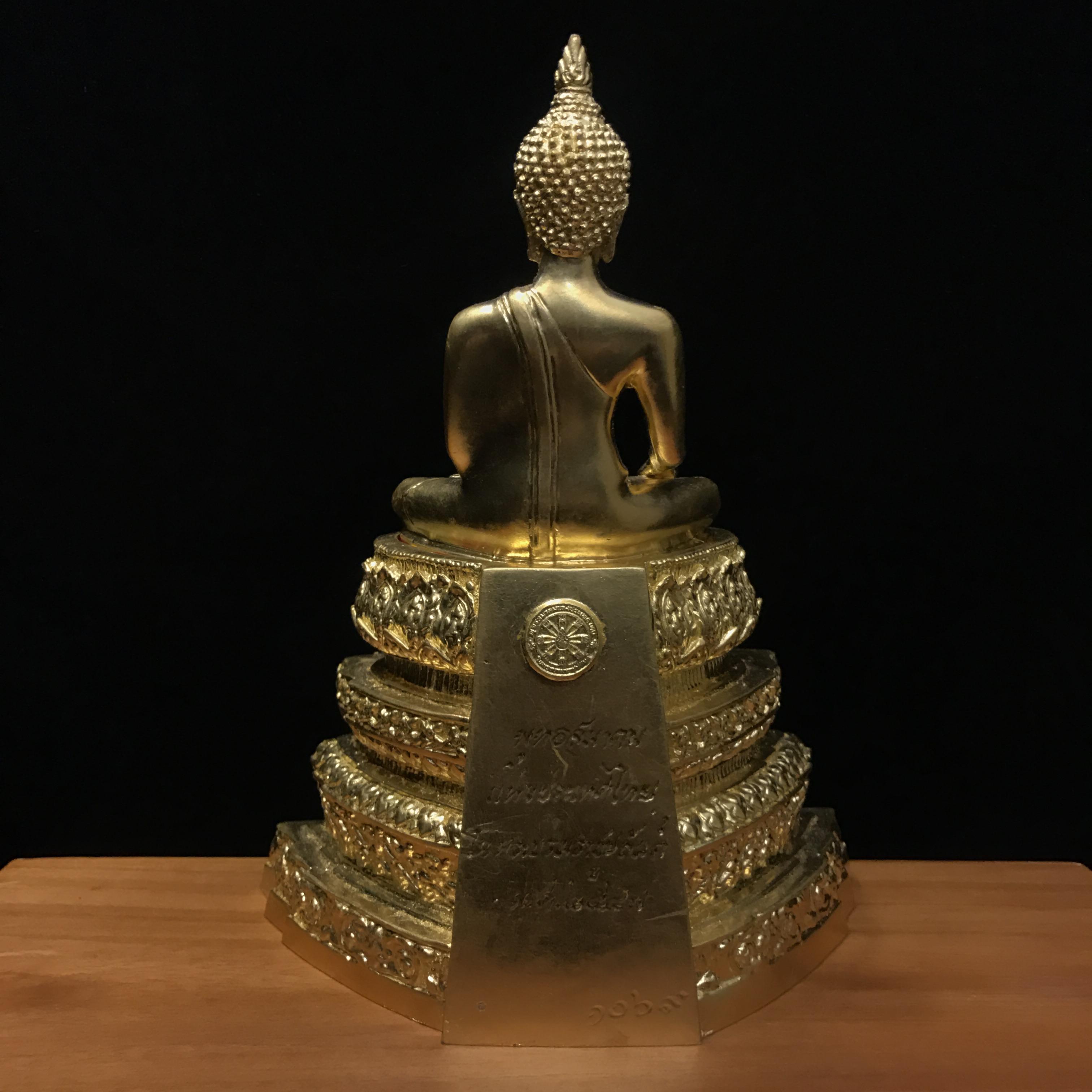 พระพุทธสิงหธรรมมงคล ภปร. รุ่นแรก พุทธสมาคมฯ จัดสร้าง ปี2547 เนื้อโลหะผสมปิดทอง หน้าตัก ๓ นิ้ว
