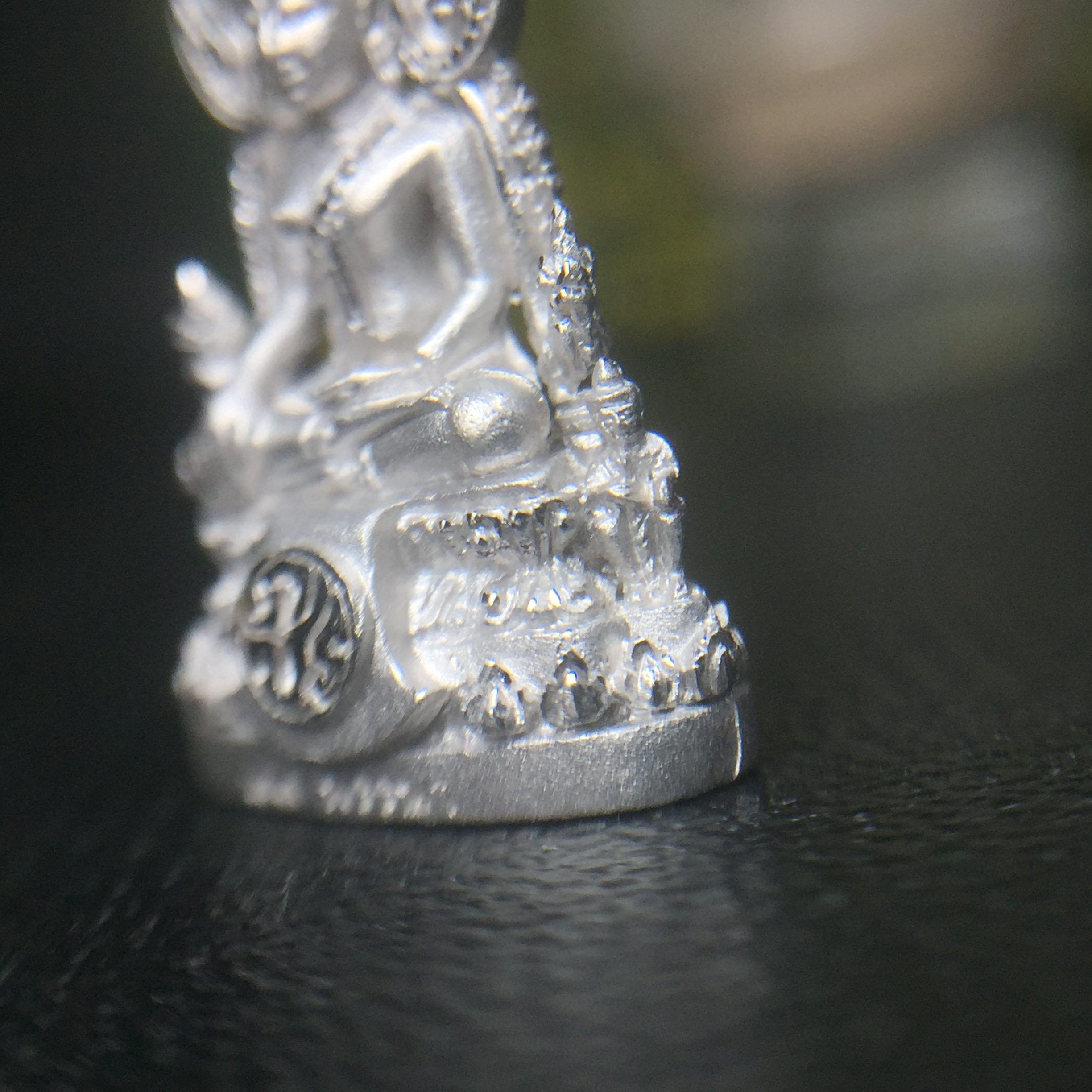 พระพุทธชินราช(จำลอง) ภปร. 84 พรรษา เนื้อเงินชุบทองคำขาว พิมพ์เล็กขนาดหน้าตัก 1/4 นิ้ว (สภาพสวยเดิม))(พระราชทานมวลสาร จิตรลดาและเส้นพระเจ้า(เส้นผม))