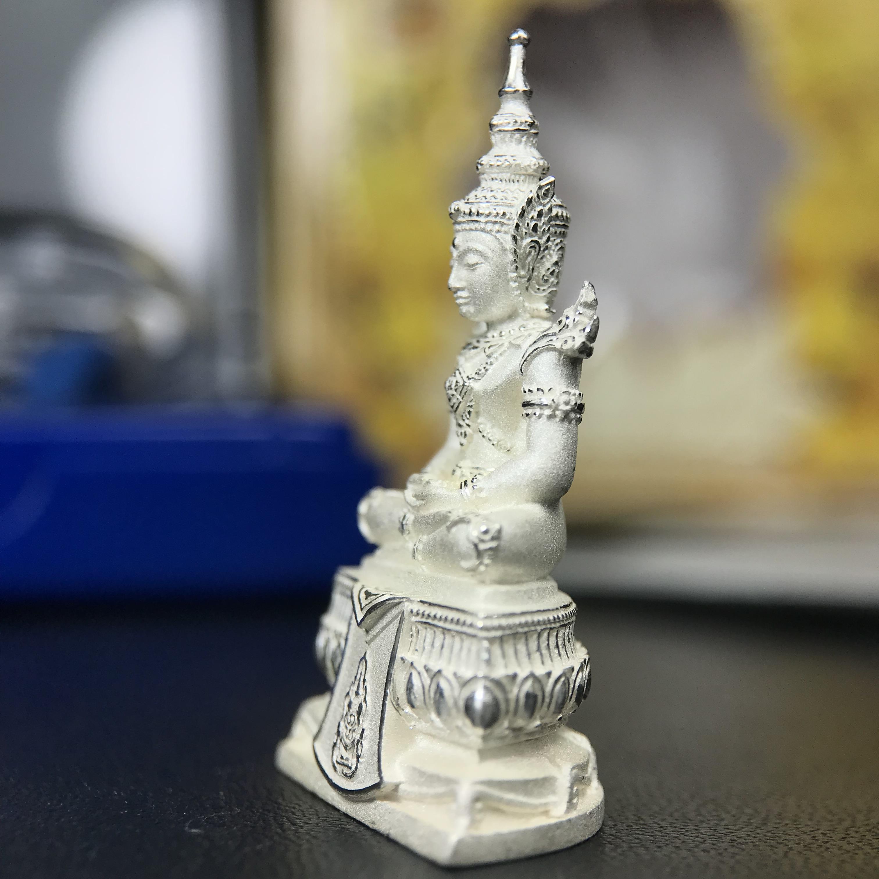 พระแก้วมรกต ทรงเครื่องฤดูร้อน พระราชทานประดิษฐานตราสัญลักษณ์ฉลองสิริราชสมบัติ ครบ 60 ปี ในหลวงรัชกาลที่ 9 พ.ศ.2549 เนื้อเงินลอยองค์พิมพ์ใหญ่ สูง 3.6 ซม. ขนาดหน้าตัก 1/2 นิ้ว (พิธีใหญ่มหาพุทธาภิเษก ณ พระอุโบสถวัดพระแก้ว เกจิอาจารย์ ทั่วประเทศ 108 รูป )