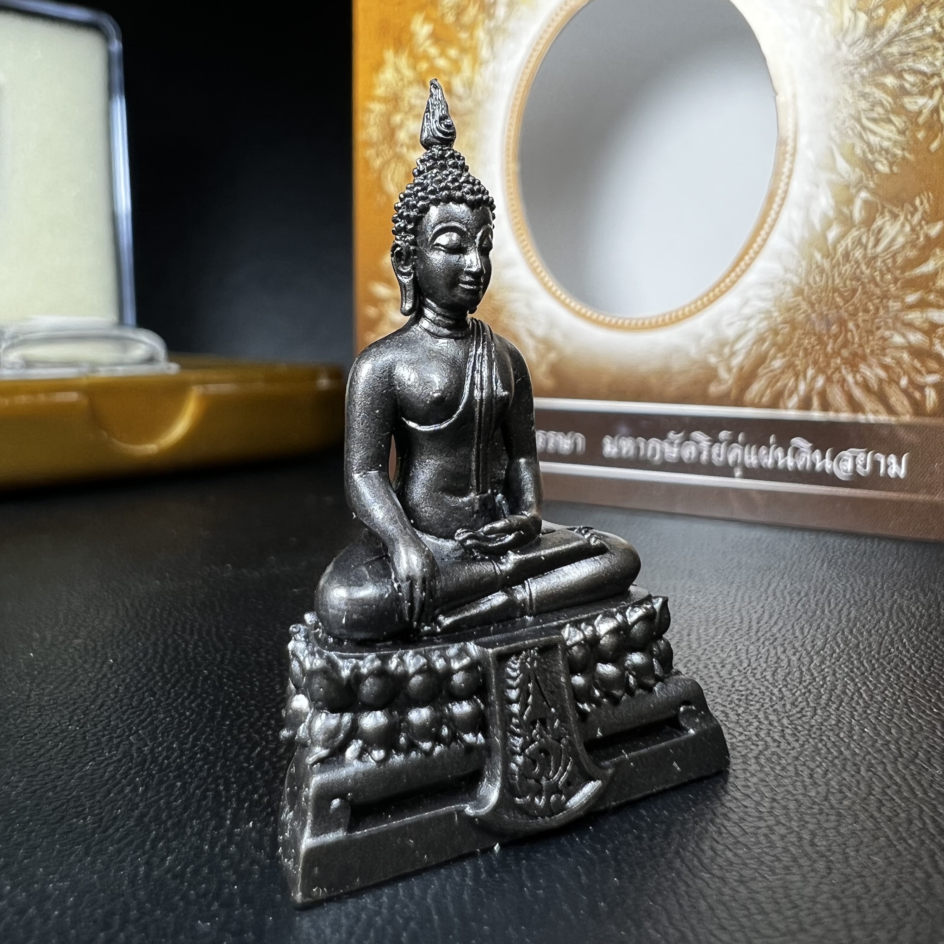 พระพุทธรูปคุ้มเกล้า ภปร. มหามงคล 80พรรษา “รุ่นเย็นศิระเพราะพระบริบาล 80พรรษา มหากษัตริย์คู่แผ่นดินสยาม” เนื้อนวโลหะรมดำ พิมพ์ใหญ่ ขนาด 18*35 มม.