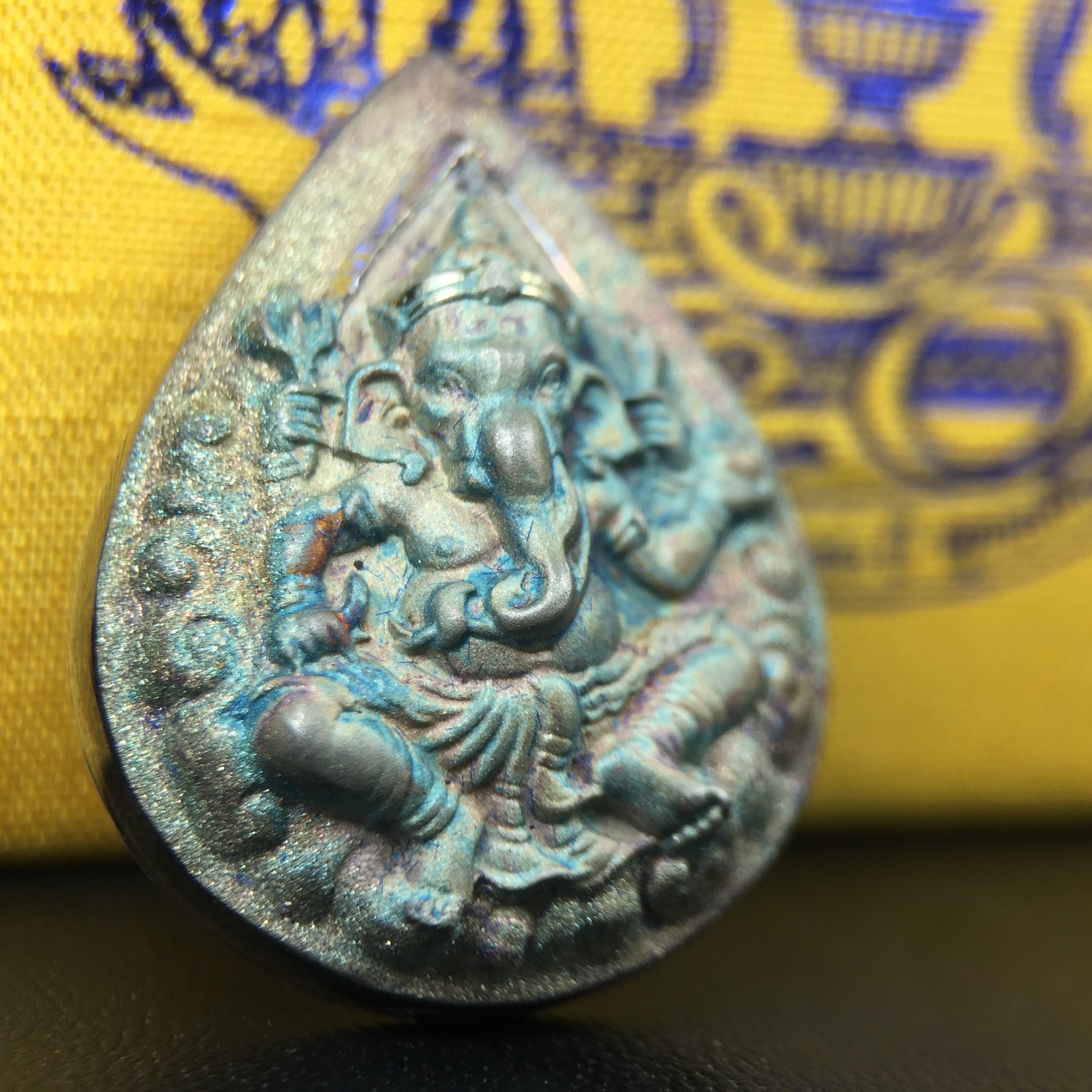 เหรียญพระพิฆเนศวร ญสส. ชุดกาญจนาภิเษกครองราชย์ 50 ปี พุทธศักราช 2538 พิมพ์ใหญ่(2.9 ซม.) เนื้อเงินผิวเดิมกลับดำขึ้นสีรุ้งเข้มขลังงดงามธรรมชาติสร้างสรรค์ สภาพสวยเดิมพร้อมกล่องบรรจุเดิม ตอกโค๊ดหมายเลขกำกับ(1ใน 5539องค์)