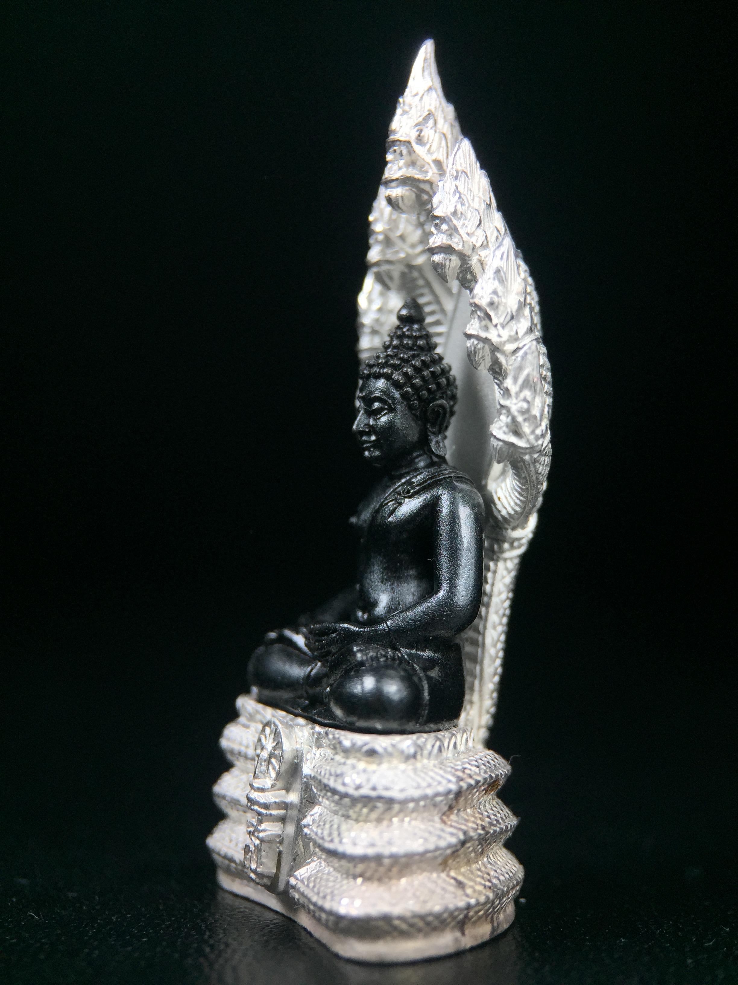 พระนาคปรก สธ. รุ่นสร้างพระอุโบสถเฉลิมพระเกียรติ 4 รอบ 84 พรรษา สมเด็จพระเทพรัตนราชสุดาฯ วัดบวรนิเวศวิหาร ปี 2543 พิมพ์ใหญ่ องค์พระเนื้อนวโลหะ ฐานนาคปรกเนื้อเงิน(สภาพ สวย )พิธีใหญ่ พุทธศิลป์งดงาม หายาก(องค์หมายเลขสวย ๘๓๕) (1 ใน 1999 องค์)