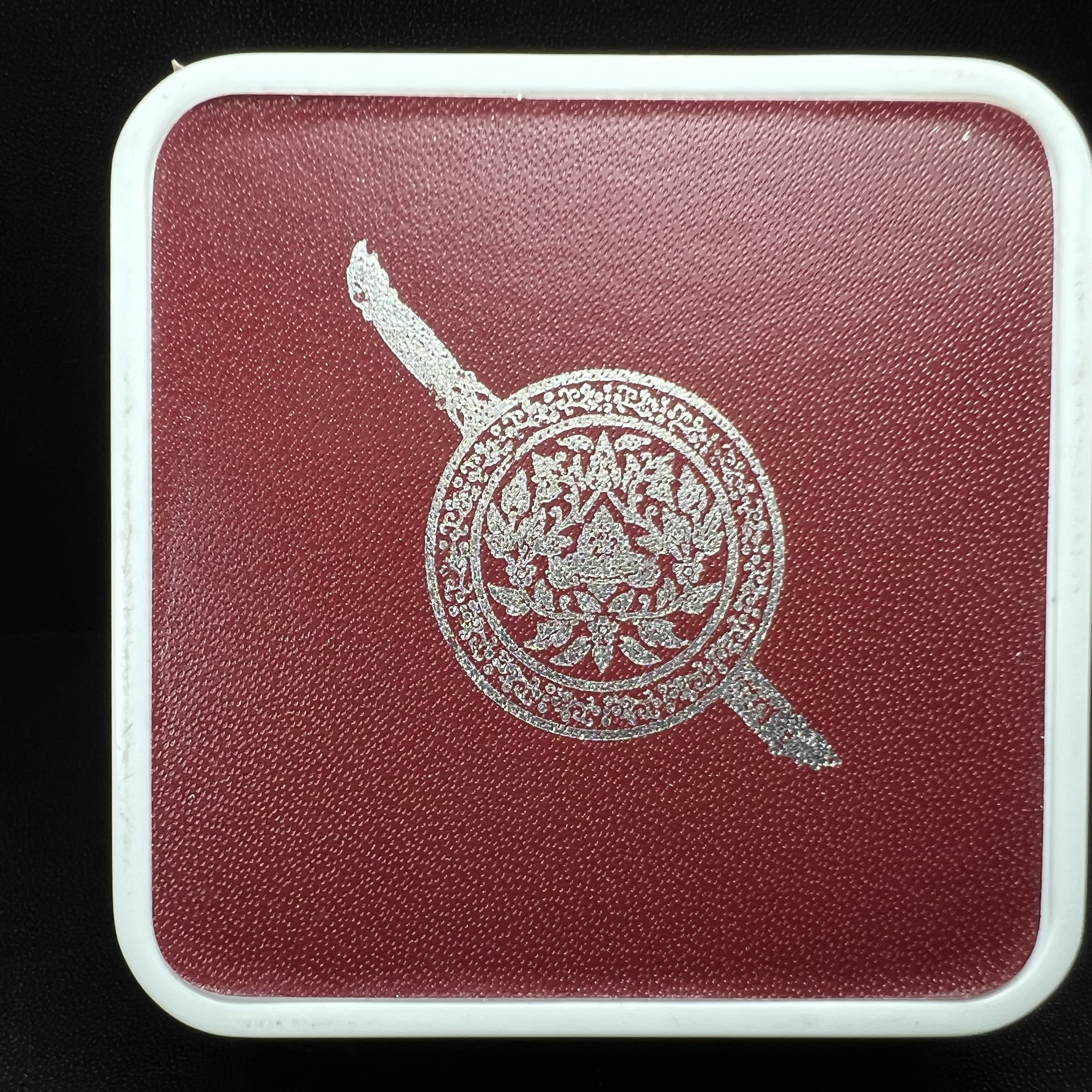 พระพุทธชินราช รุ่น ประวัติศาสตร์ มูลนิธิเพื่อตำรวจไทยจัดสร้าง ปี 2562 เนื้อเงินชุบสามกษัตริย์ขัดเงา พิมพ์พระพุทธชินราช ลอยองค์ แบบจิวเวอร์รี่(ขนาดสูง 3.5 ซม.) (สภาพ สวย ซีนซองเดิม กล่องบบรรจุเดิมครบสมบูรณ์)1 ใน 1999 องค์)