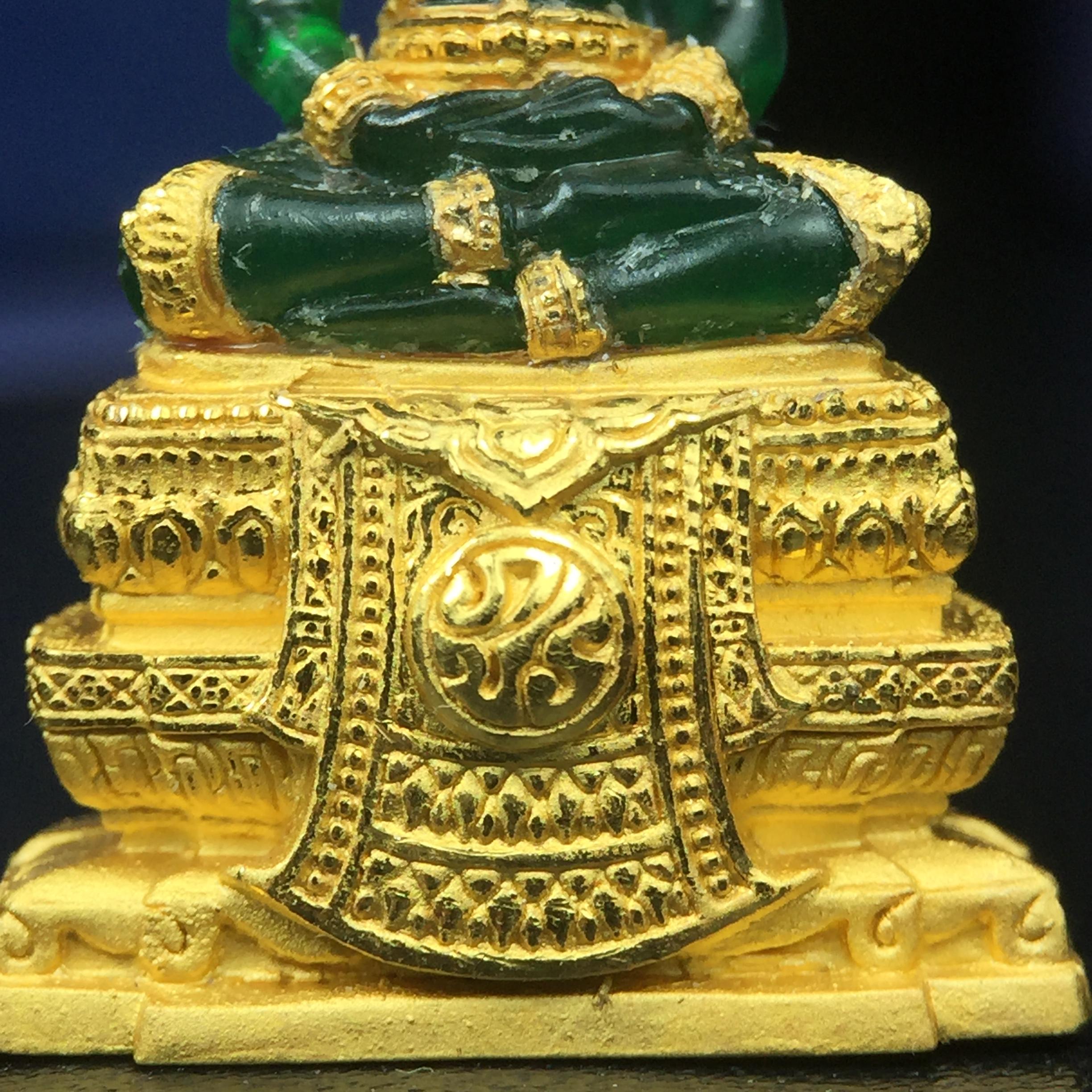 พระแก้วมรกต ภปร. จัดสร้างโดย รพ.ภูมิพลฯ ปี2547 ลอยองค์ขนาดหน้าตัก 1/2 นิ้ว เนื้อเรซิ่นหุ้มทองคำ99.99 งดงามทรงคุณค่าอีกหนึ่งรุ่นยอดนิยม หายาก