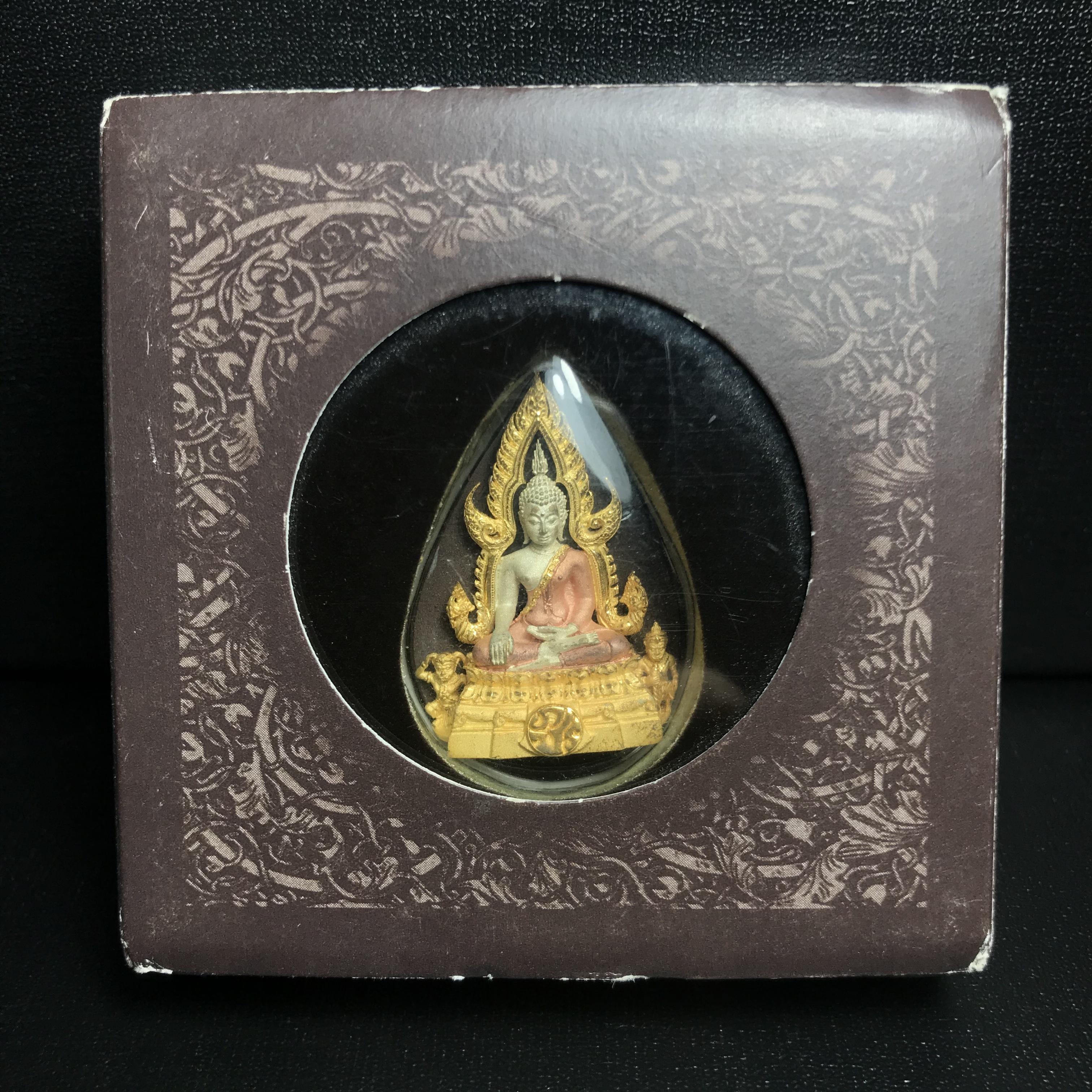 พระพุทธชินราช ภปร. โครงการ "เพราะแผ่นดินนี้ คือ แผ่นดินเกิด" ปี2548(รุ่นแรก) ลอยองค์ หน้าตัก 1/2 นิ้ว เนื้อเงินสามกษัตริย์