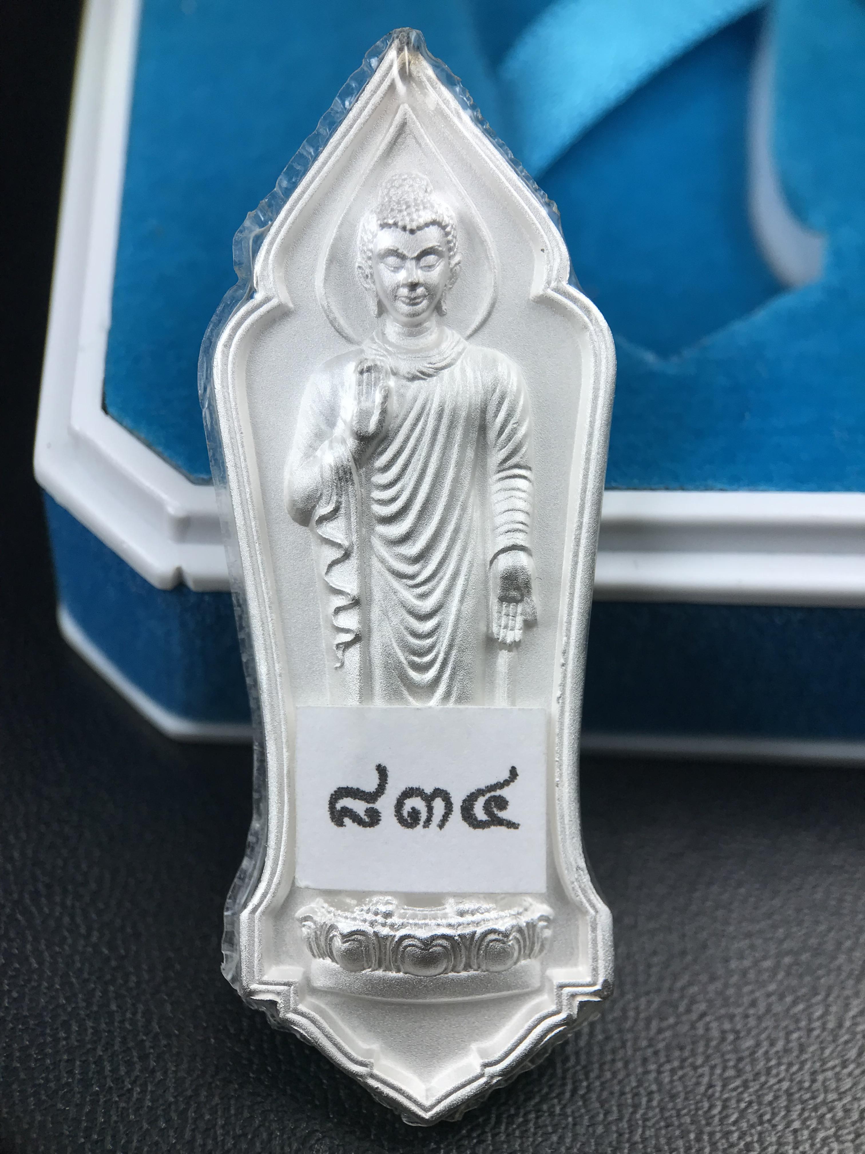 เหรียญที่ระลึกพระพุทธเมตตาประชาไทยไตรโลกนาถคันธารราฐอนุสรณ์ หลัง ภปร. และ สก. วัดทิพย์สุคนธาราม จ.กาญจนบุรี ปี 2558 เนื้อเงิน 99.99% ขนาดสูง 4.6 ซม. ที่ระลึก ร.9 พระชนมพรรษาครบ 7 รอบ และ สมเด็จพระราชินี พระชนมพรรษา 80 พรรษา พิธีใหญ่(หายาก1 ใน 999 เหรียญ)