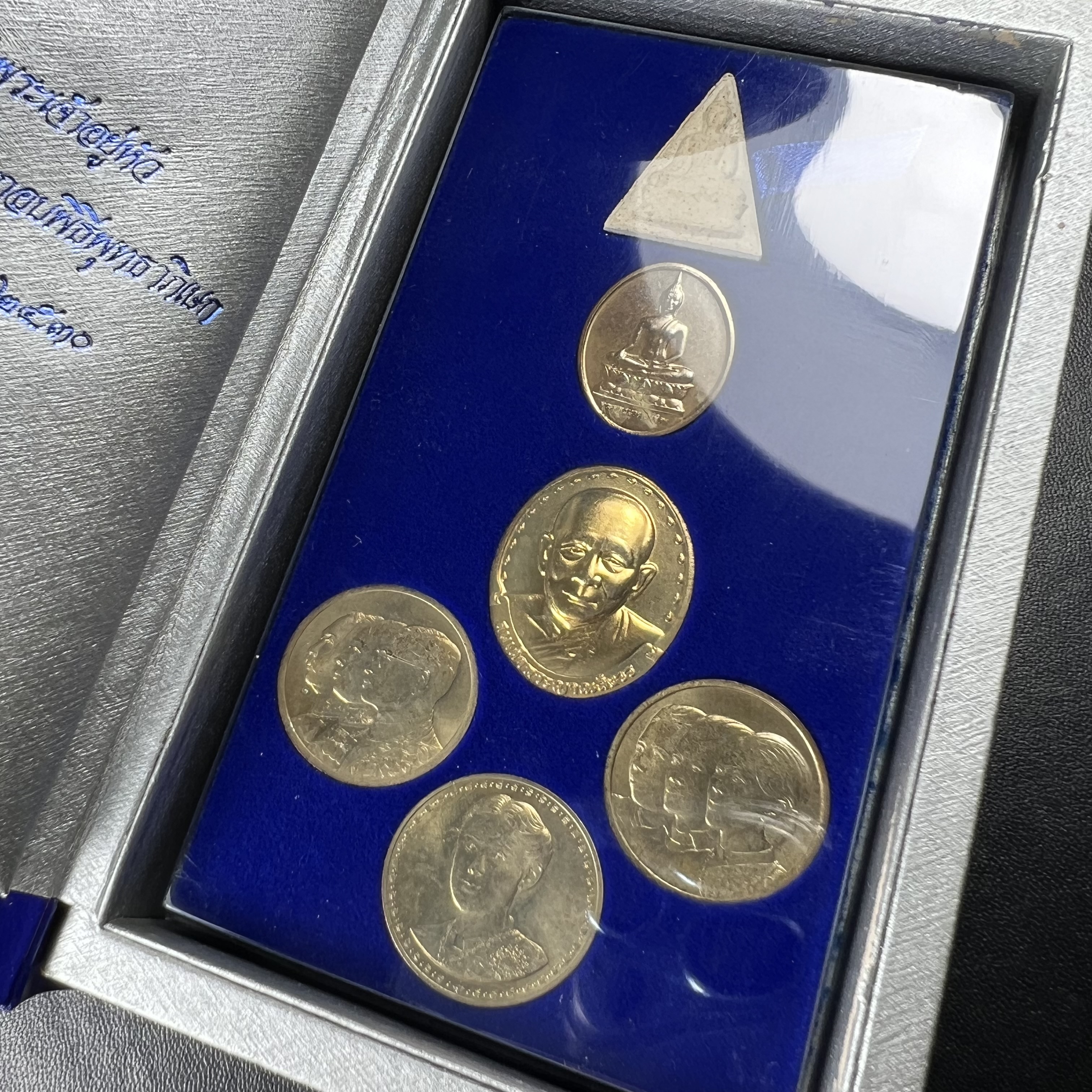 ชุดที่ระลึกครบ 84 ปี โรงพยาบาลจุฬาลงกรณ์ สภากาชาดไทย30พฤษภาคม2541(ในหลวงรัชกาลที่9เสด็จในพิธี)พระดีพิธีใหญ่มวลสารเส้นเกศาในหลวงรัชกาลที่9 ประกอบพิธีพุทธาภิเษกพร้อมกับพิธีพระกริ่งปวเศ ปี2530 วัดบวรนิเวศและวัดพระแก้ว(ชุดพระราชทานบรรจุกล่องแบบพิเศษ ตรา ภปร.)