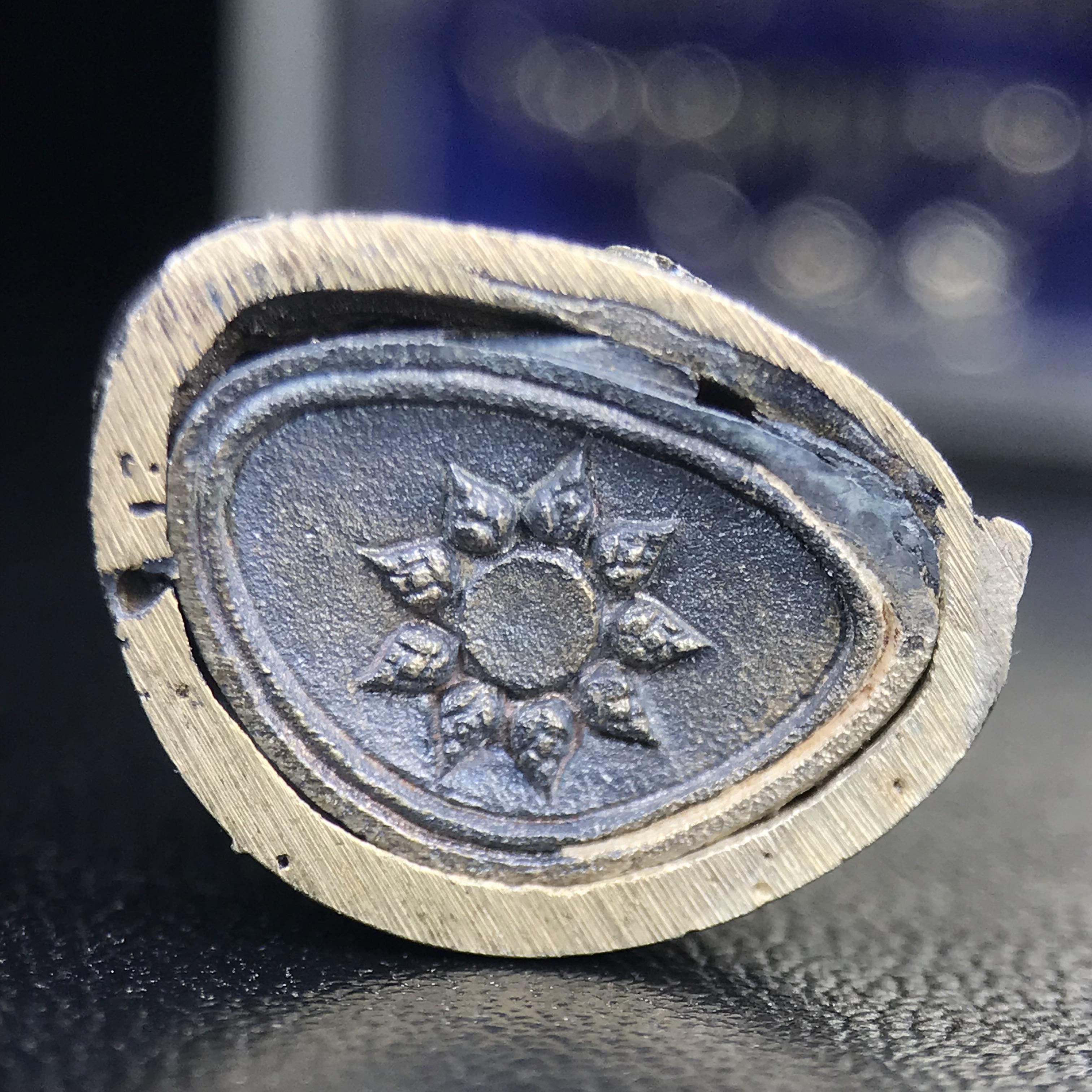 พระกริ่งไพรีพินาศ ภปร. รุ่นแรกของประเทศไทย วัดปทุมวนาราม ปี 2535 เนื้อเงิน(ผิวเดิม ผิวขึ้นรุ้งทั่วองค์ สวย งดงาม)(เข้มขลังทรงอานุภาพยิ่งใหญ่ กำราบศัตรูพ่ายสิ้น) ขนาดสูง 3 ซม. พร้อมกล่องบรรจุเดิมครบสมบูรณ์ (ในหลวงรัชกาลที่9เสด็จเททอง)(1ใน3000องค์)นิยมหายาก