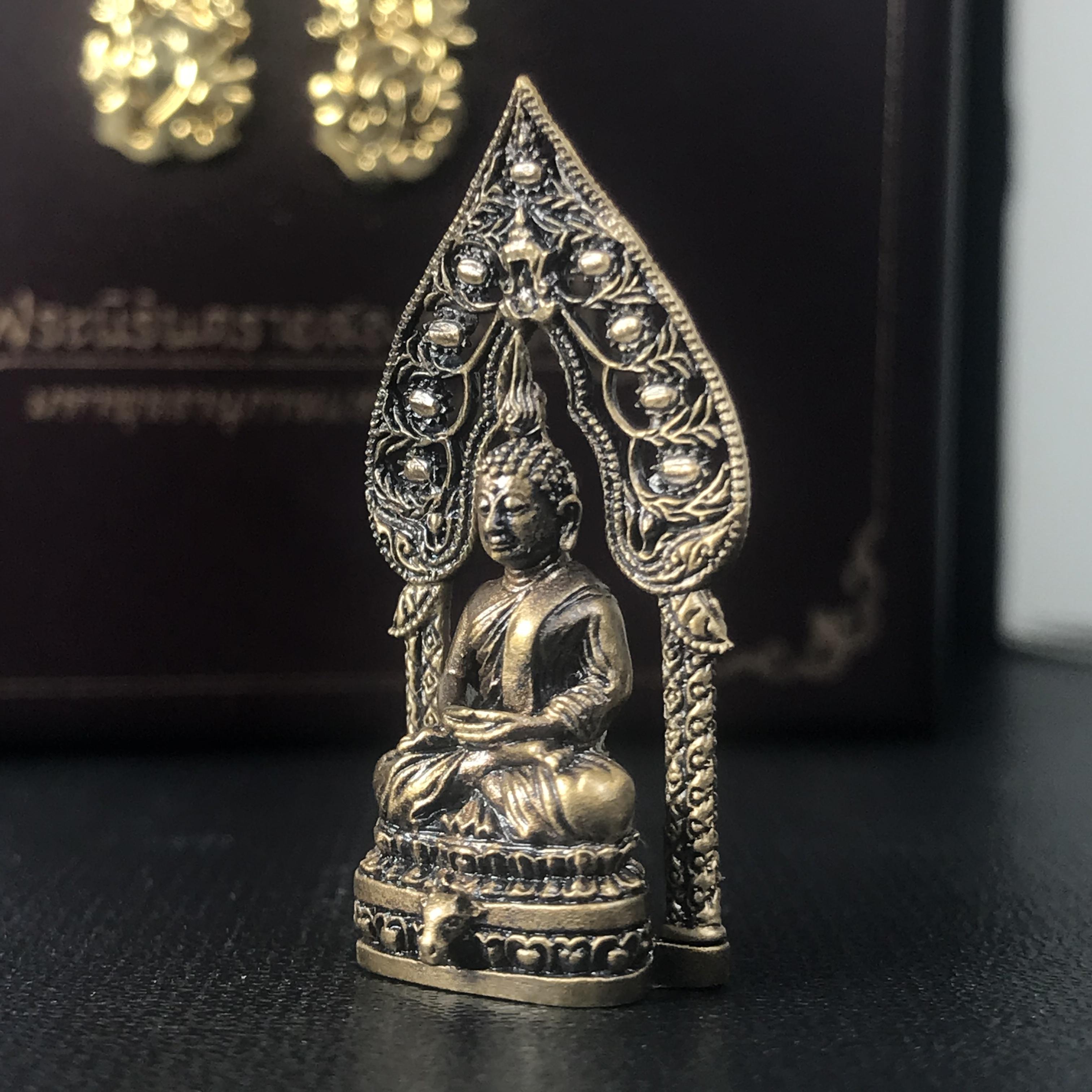 พระนิรันตรายสองกษัตริย์ มหาพุทธานุภาพแห่งแผ่นดิน ปี2552 "พระผู้ปกป้องคุ้มครองจากภัยอันตรายทั้งปวง"พระกริ่งเนื้อนวโลหะรมดำ หน้าตัก 1/2 นิ้ว พร้อมกล่องบรรจุเดิมครบชุด(1 ใน 9999 องค์)