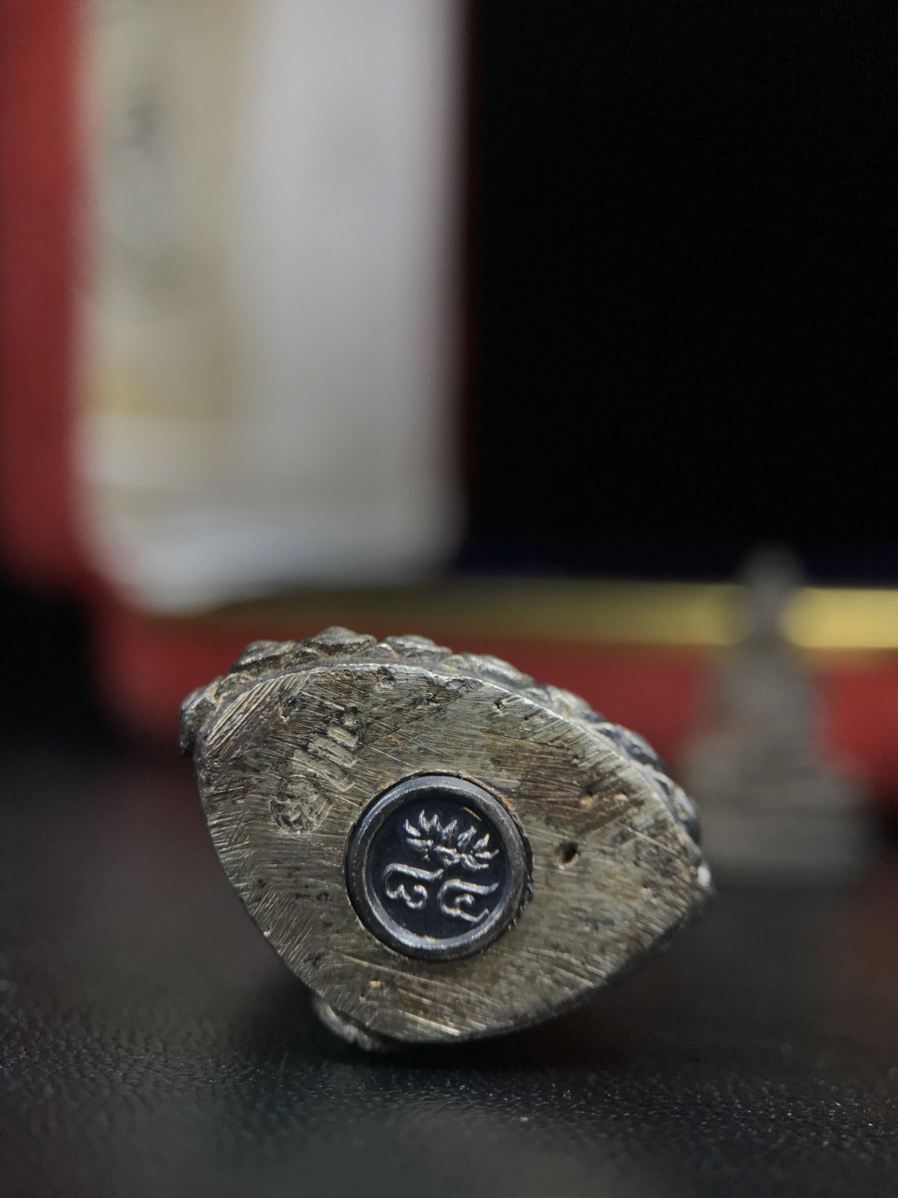 พระกริ่งฉลองพระชนมายุครบ 7 รอบ 84 พรรษา สมเด็จพระสังฆราช(วาสน์) วัดราชบพิธ พ.ศ.2525 เนื้อเงิน ผิวเดิมขึ้นน้ำทองสภาพสวยมาก ในกล่องชุดพิเศษกรรมการ พร้อมพระชัยวัฒน์ เนื้อนวโลหะ ครบชุดสมบูรณ์(งานแกะแม่พิมพ์โดย นายช่างเกษม มงคลเจริญ)(หายาก)