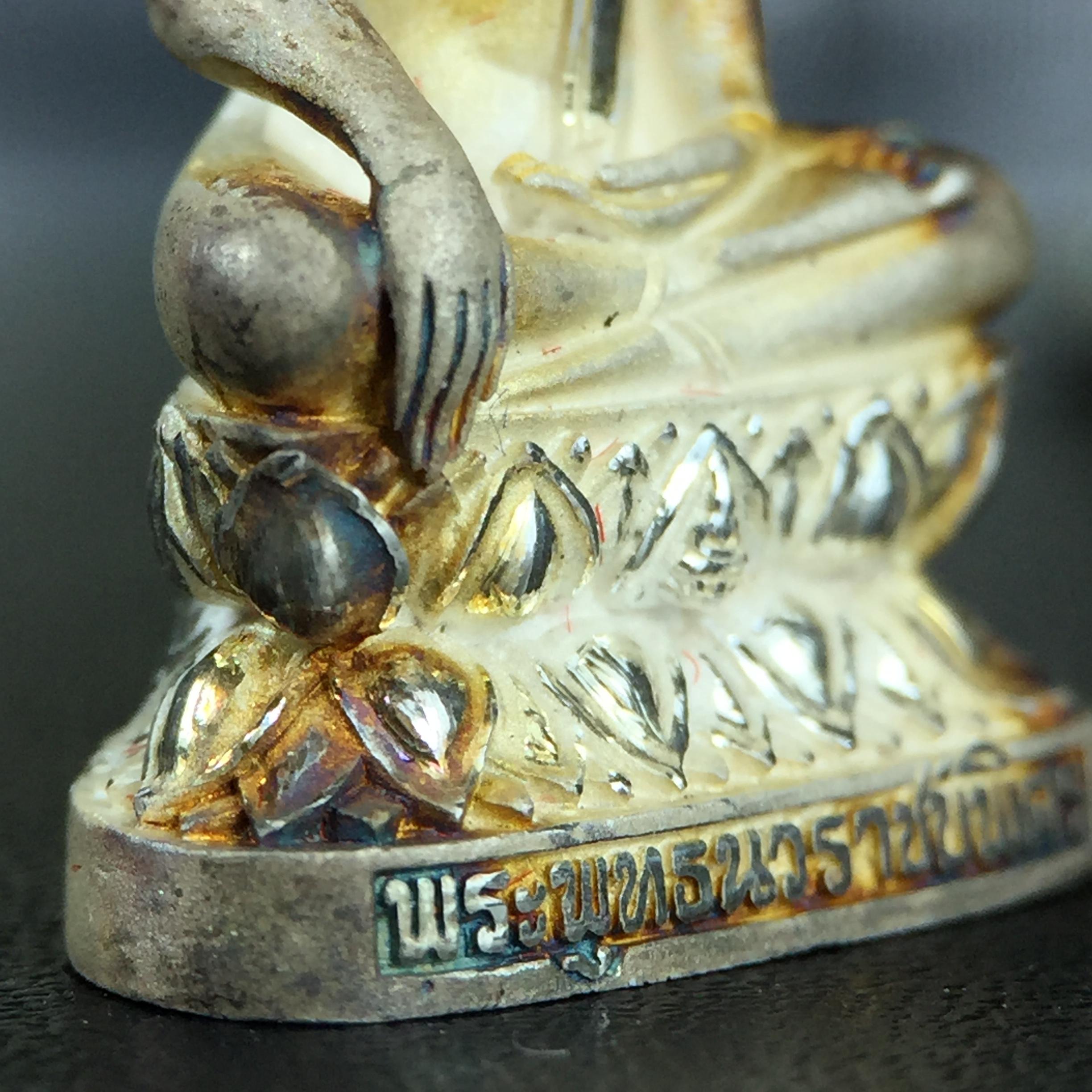 พระกริ่ง+พระชัยวัฒน์พระพุทธนวราชบพิตร ครองสิริราชสมบัติครบ 50 ปี พ.ศ.2540 เนื้อเงินผิวเดิมๆขึ้นสีรุ้งธรรมชาติแบบนิยม(หายาก)(สีสันที่ธรรมชาติสรรค์สร้าง)พร้อมกล่องบรรจุเดิมครบ(1ชุด 2 องค์)1 ใน 9500 ชุด