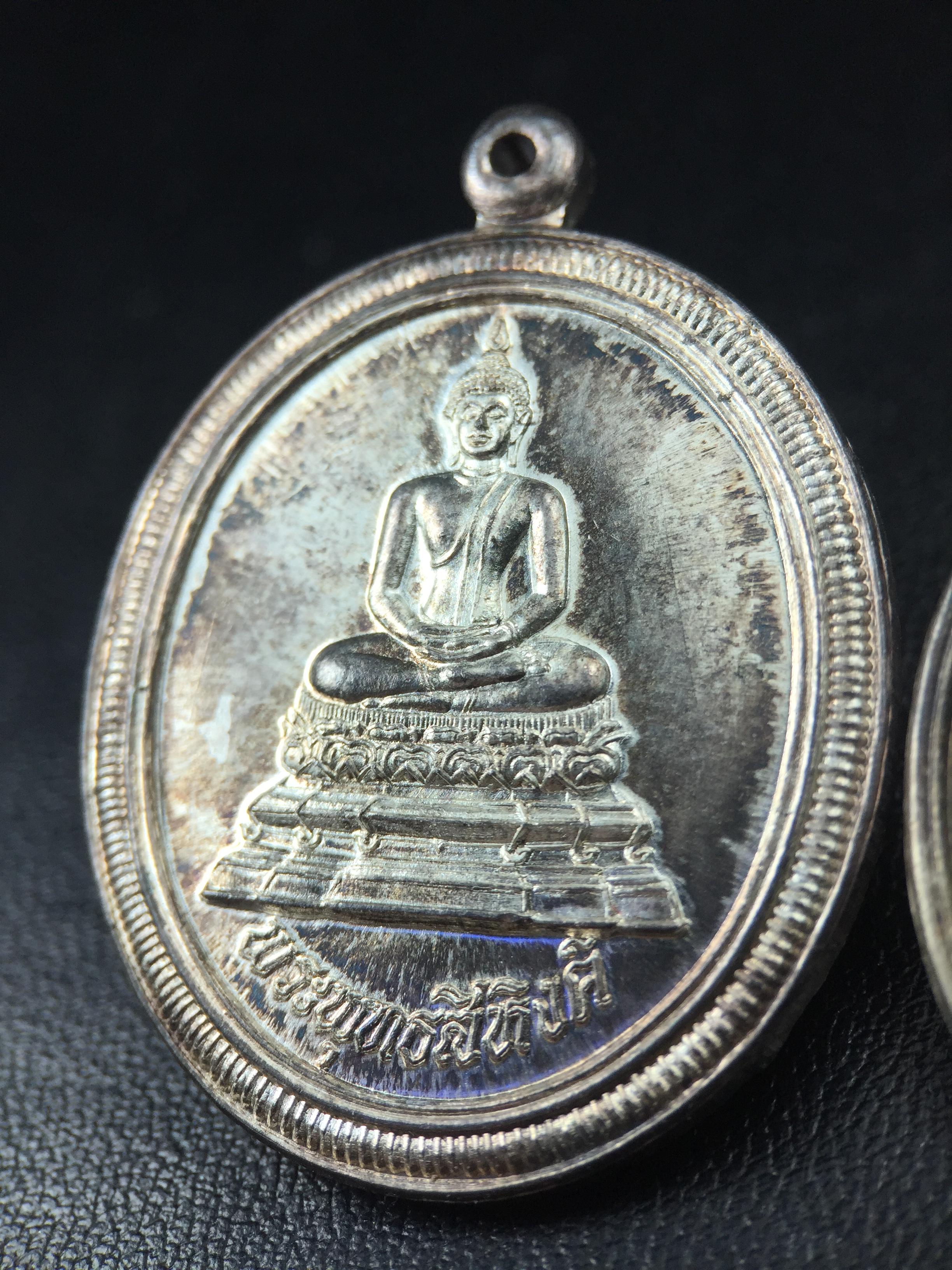 เหรียญพระพุทธสิหิงค์ ภปร. รุ่นมหาลัยธรรมศาสตร์ 60ปี พ.ศ.2537 พิมพ์ใหญ่+พิมพ์เล็ก เนื้อเงินผิวเดิมๆขึ้นสีรุ้งๆสวยมาก(ในหลวงรัชกาลที่9เสด็จในพิธี)(พิธีใหญ่ เกจิที่มีชื่อเสียงมาร่วมปลุกเสกจำนวนมาก ชนวนมาลสารเก่าเข้มขลัง )ของดีธรรมศาสตร์ที่ศิษย์เก่าไม่ควรพลาด