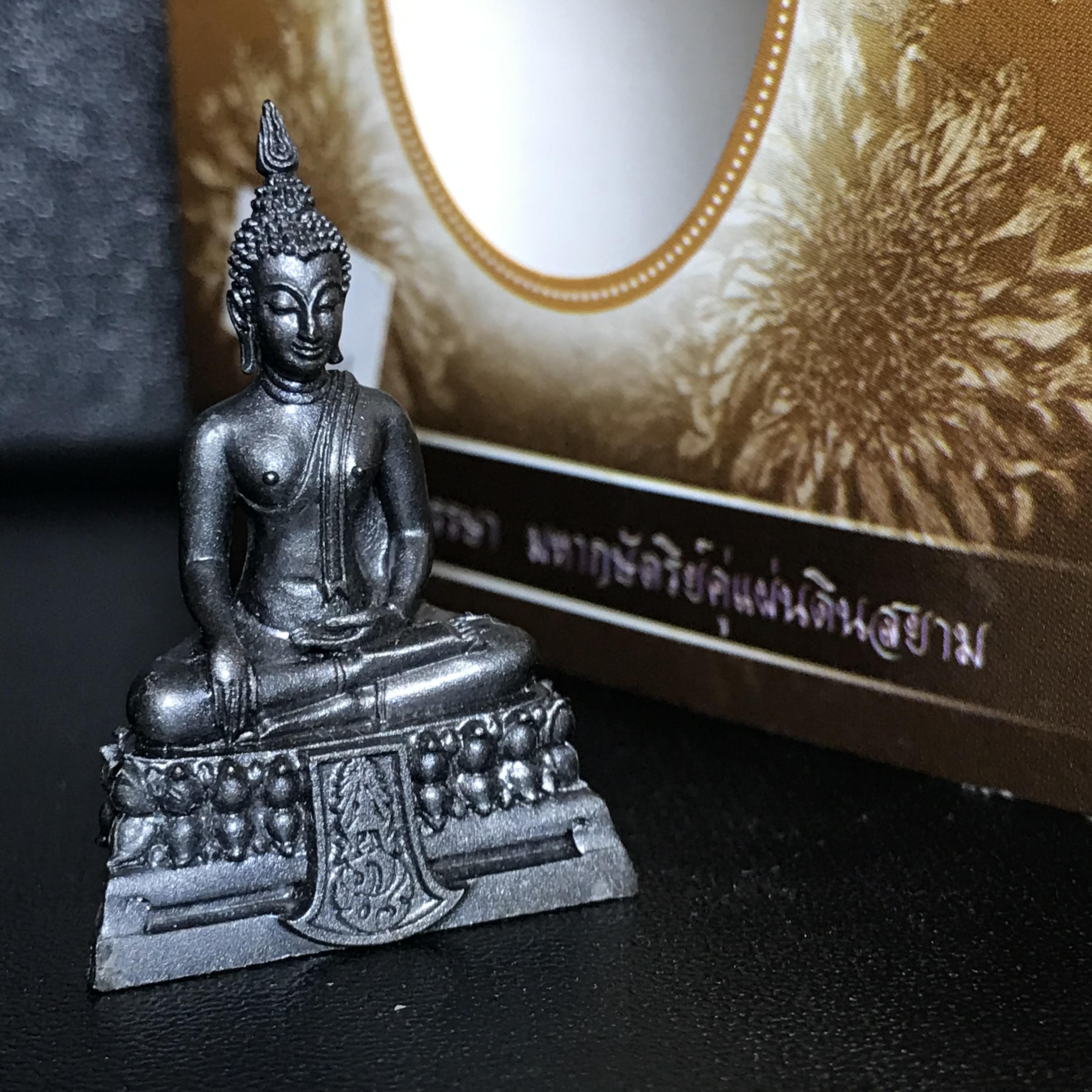 พระพุทธรูปคุ้มเกล้า ภปร. มหามงคล 80พรรษา “รุ่นเย็นศิระเพราะพระบริบาล 80พรรษา มหากษัตริย์คู่แผ่นดินสยาม” เนื้อเงินรมดำ พิมพ์ใหญ่ ขนาด 18*35 มม.