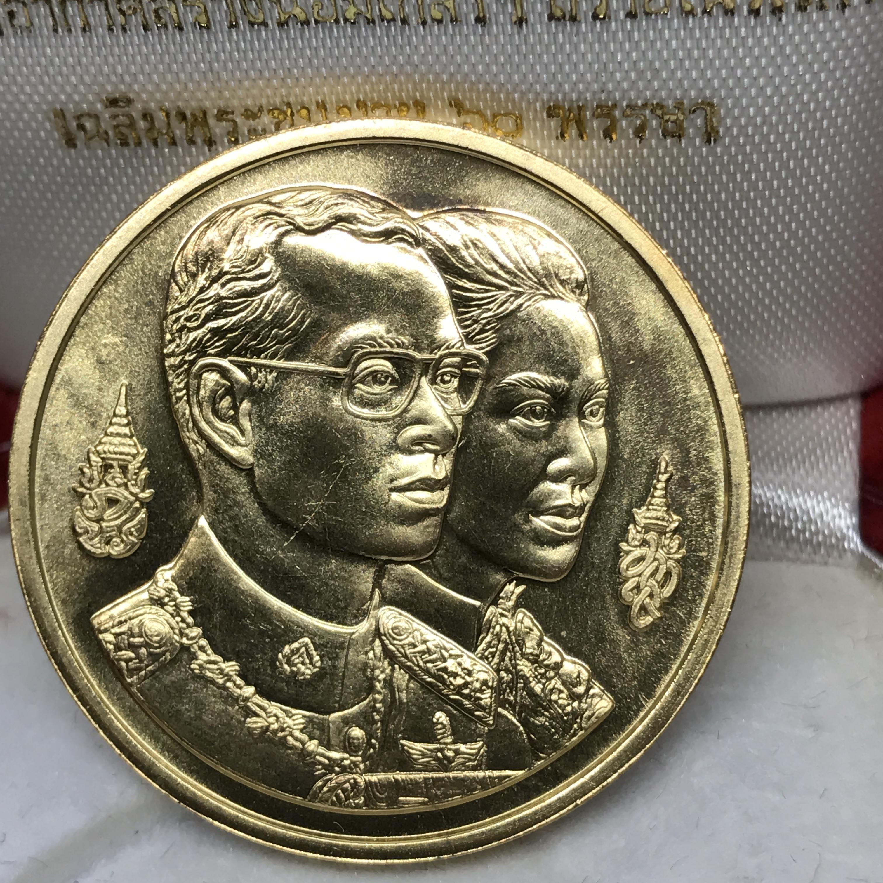 เหรียญในหลวง-ราชินี ที่ระลึกพระมหาธาตุเจดีย์ มหามงคล 60 พรรษา กองทัพอากาศ เนื้อทองคำ(30กรัมพิม์ใหญ่)พร้อมกล่องเดิม