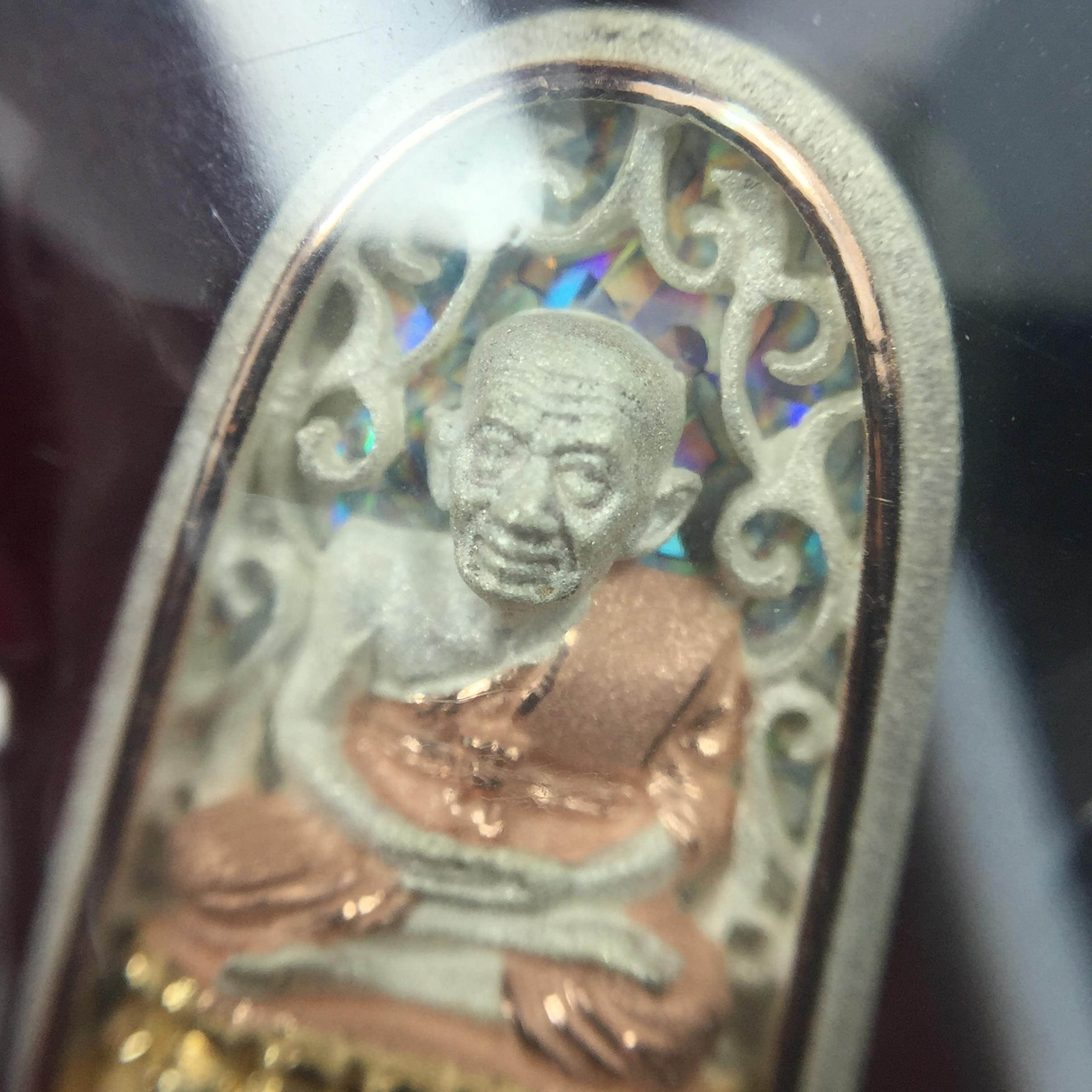 เหรียญหลวงพ่อทวด รุ่น มงคลบารมี วัดประสาทบุญญาวาส ปี 2545 เนื้อเงินสามกษัตริย์ พิมพ์ทรงพระรอด(ขนาด 2.2*1.5 ซม.)ฉลุลายฉากพื้นหลังสามมิติเปลือกหอยมุกสวยงาม ตอกโค๊ต ก(กรรมการ)พร้อมกล่องบรรจุเดิม