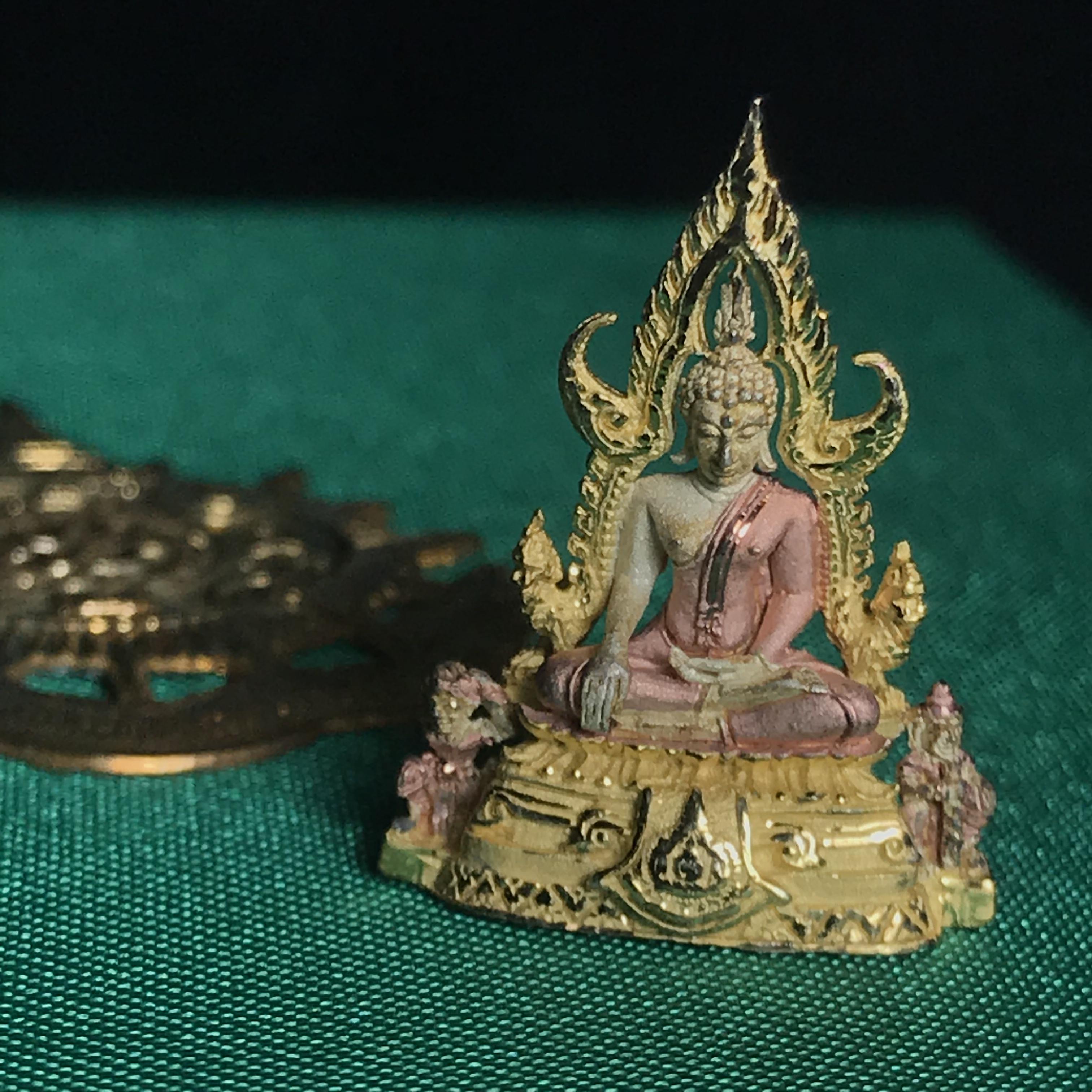 พระพุทธชินราช ภปร. ในวโรกาสพระราชพิธีมหามงคล เฉลิมพระชนมายุ6รอบ 5ธันวาคม2542) เนื้อเงินสามกษัตริย์ พิมพ์ขนาดกลาง พร้อมกล่องบรรจุ