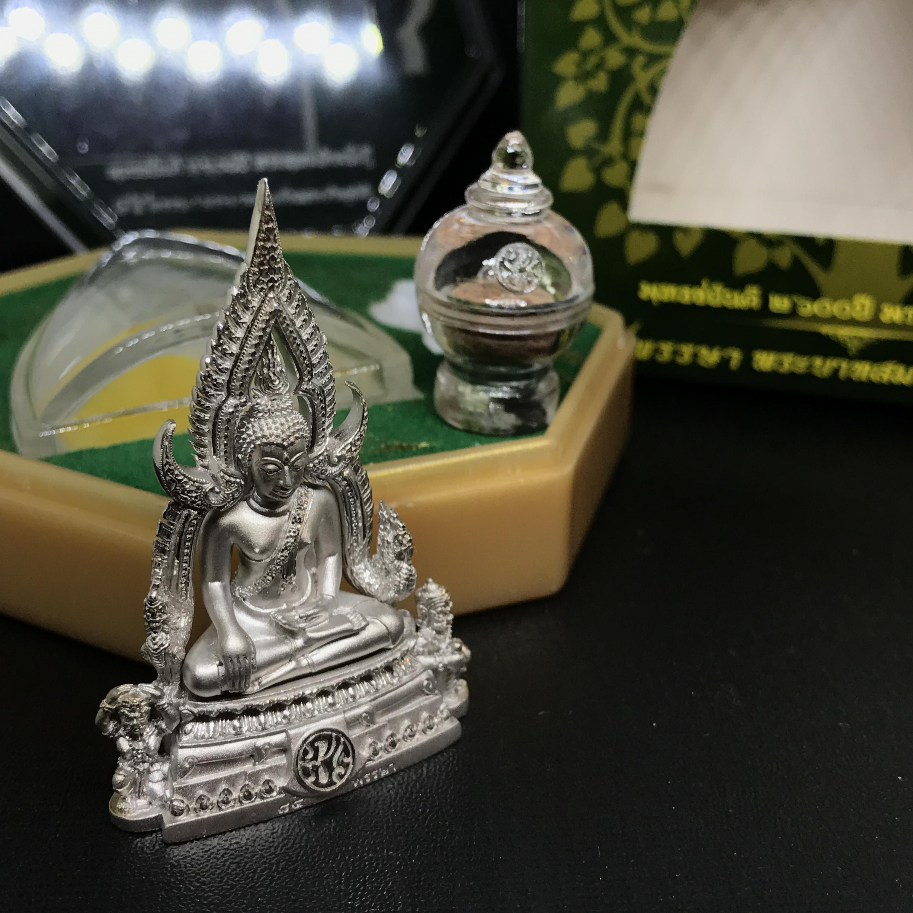 พระพุทธชินราช(จำลอง) ภ.ป.ร. 84 พรรษา เนื้อเงินชุปทองคำขาว พิมพ์ใหญ่ขนาดหน้าตัก 3/4 นิ้ว