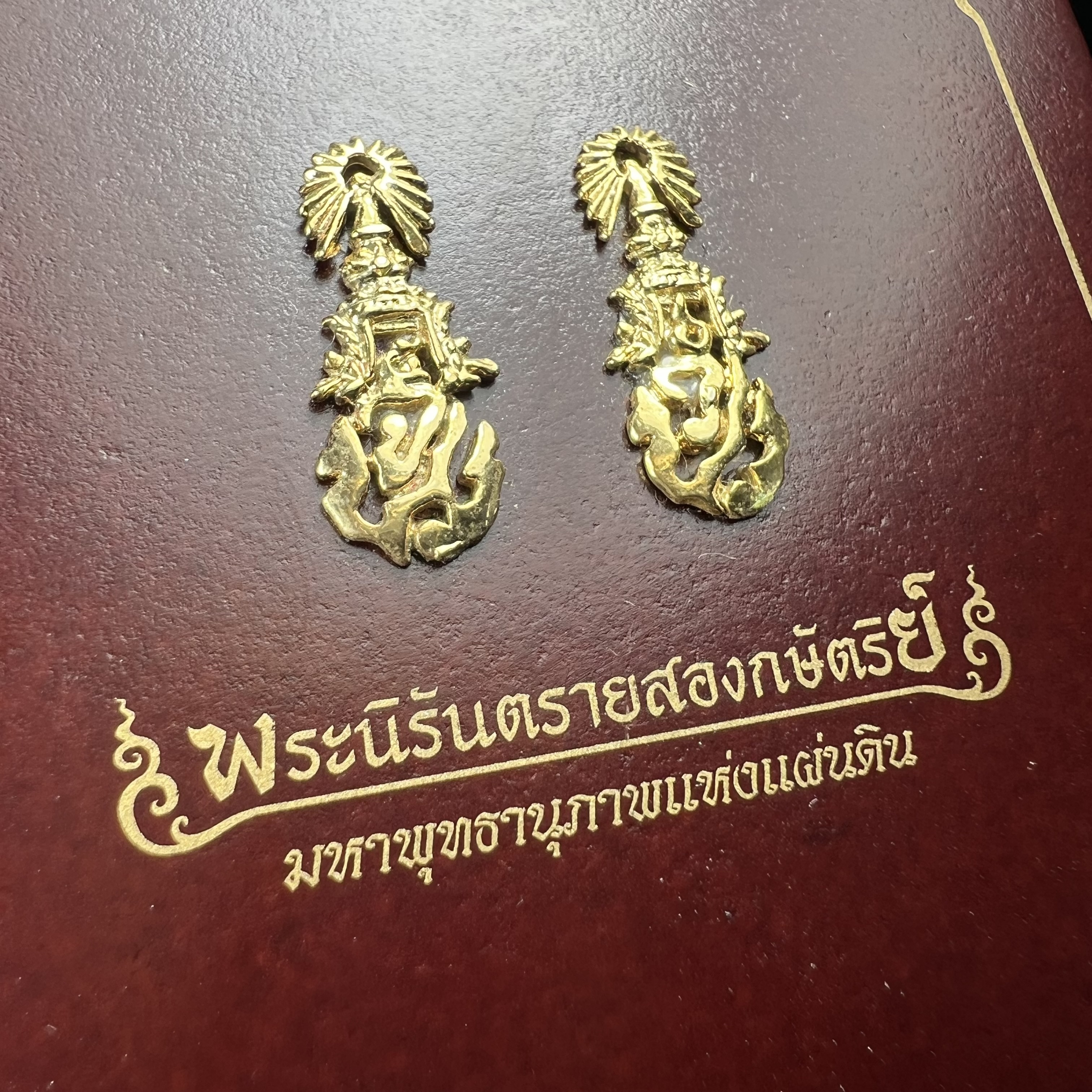 พระนิรันตรายสองกษัตริย์ มหาพุทธานุภาพแห่งแผ่นดิน ปี 2552 "พระผู้ปกป้องคุ้มครองจากภัยอันตรายทั้งปวง" พระผงพิมพ์สมเด็จหน้าปัดทอง สีดำด้านหลังฝังโลหะเงินชุบทอง เชิญอักษรพระปรมาภิไธยสองกษัตริย์(จปร.และ วปร.) พร้อมกล่องบรรจุเดิม องค์หมายเลข ๒๘๐