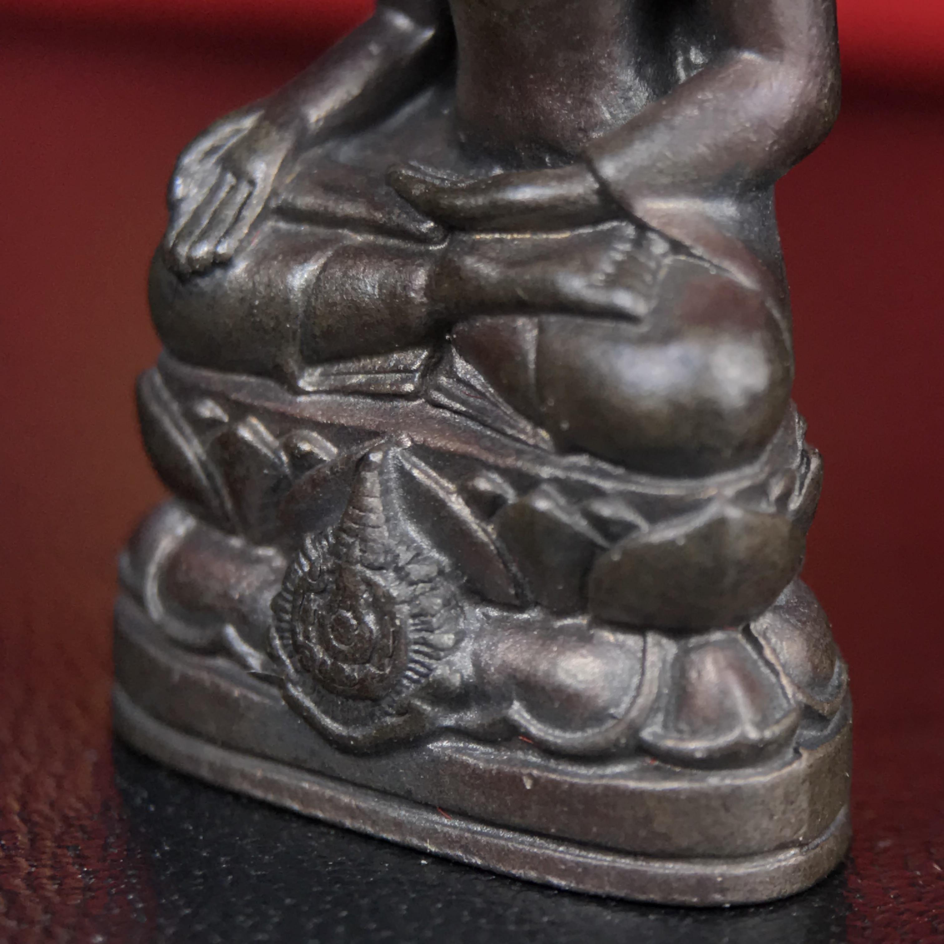 พระกริ่งไพรีพินาศ บรรจุเหล็กไหล ครั้งแรกและครั้งเดียวในประวัติศาสตร์ เฉลิมพระเกียรติ พระบาทสมเด็จพระเจ้าอยู่หัวรัชกาลที่9 พระชนมพรรษา 6 รอบ ปี2542 เนื้อนวโลหะผสมทองคำ(บรรจุเหล็กไหล)ดีนอก-ดีใน พิธีใหญ่ มวลสารเด่น (หายาก)