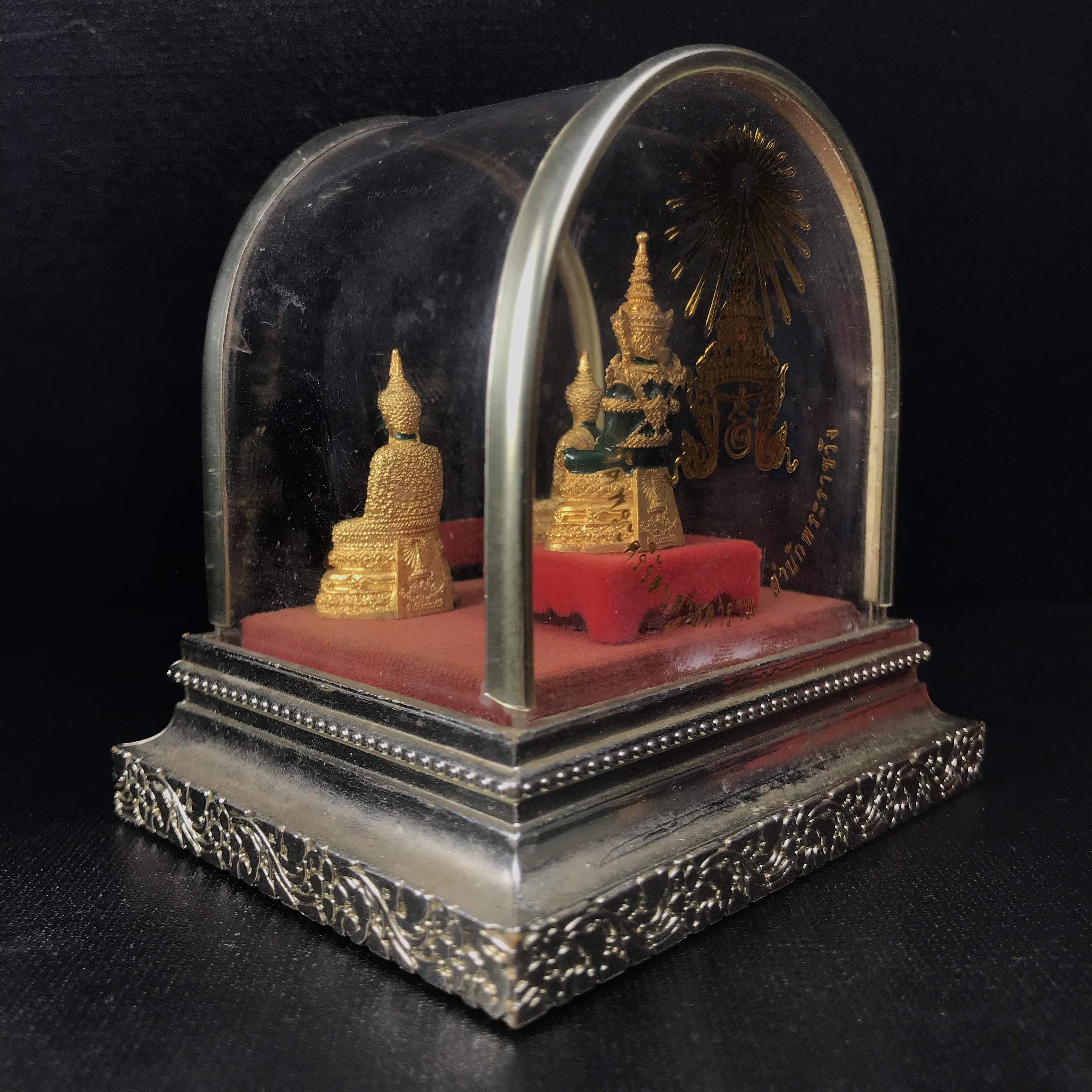 พระพุทธมหามณีรัตนปฏิมากร(พระแก้วมรกต) วัดพระศรีรัตนศาสดาราม สำนักพระราชวัง จัดสร้าง พิมพ์ทรงเครื่อง 3 ฤดู(ร้อน ฝน หนาว) หน้าตัก 1 นิ้วพร้อมครอบตู้เดิม(บรรจุมวลสารใต้ฐาน)