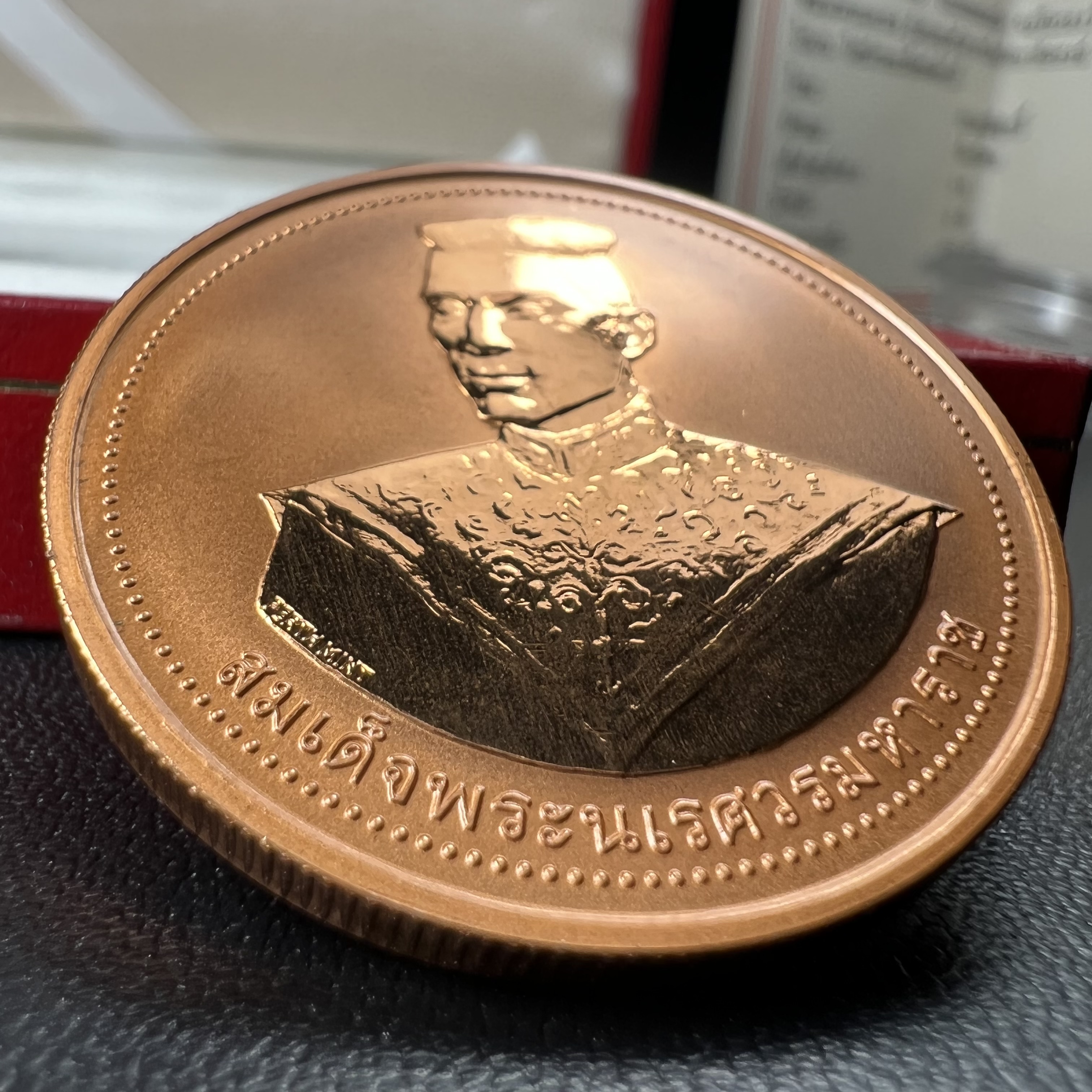 เหรียญสมเด็จพระนเรศวรมหาราช-พระพุทธชินราช รุ่นกองทุนสร้างอาคารเรียนวิทยาลัยสงฆ์ วัดพระศรีรัตนมหาธาตุ ปี 2536 เนื้อทองแดงขัดเงา บล็อกนอก เพิร์ธ ประเทศออสเตรเลีย(PERTH MINT)กล่องบรรจุเดิมใบรับรองพร้อมสวยงาม