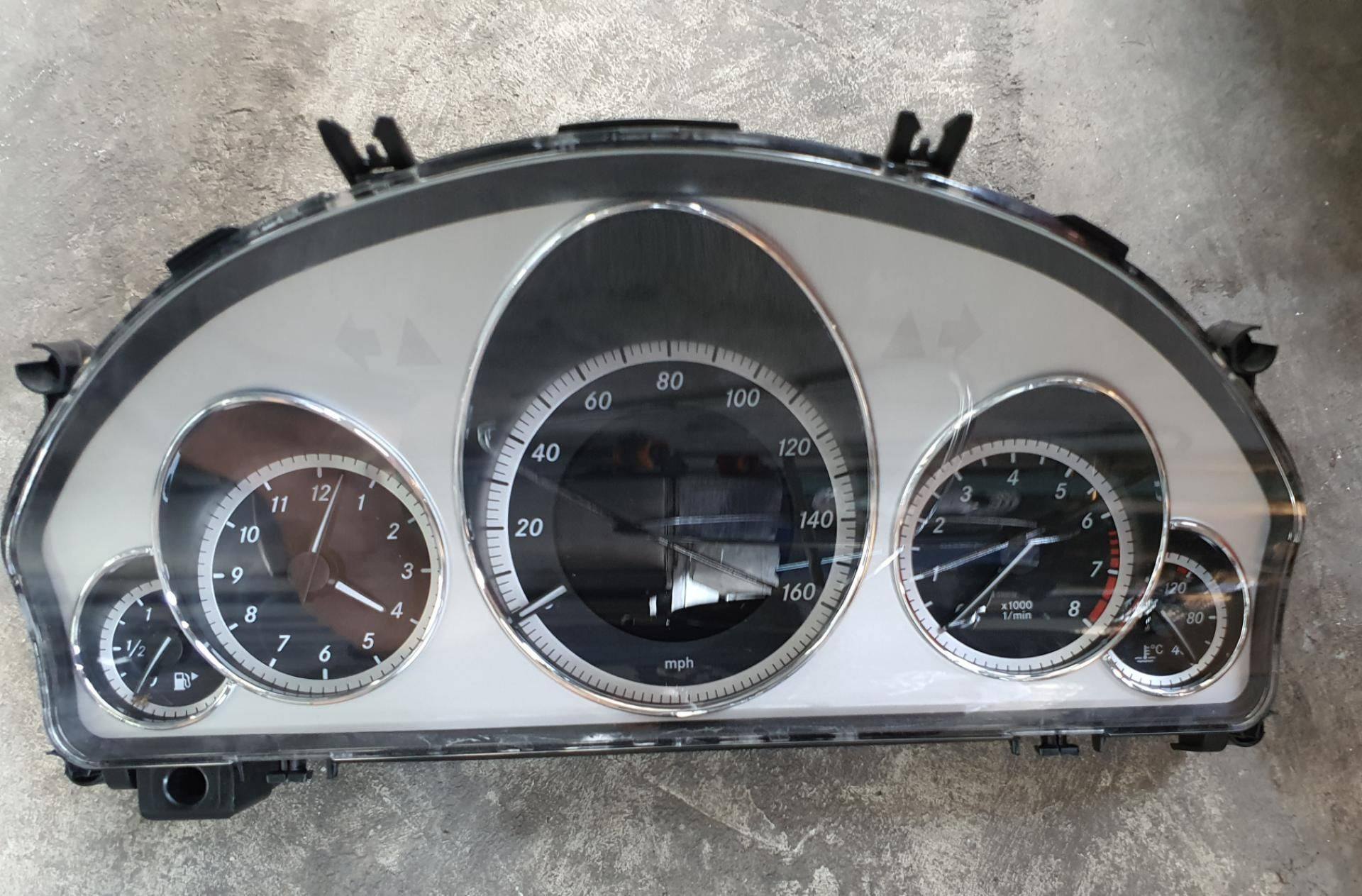 เรือนไมล์จอสี BENZ W207