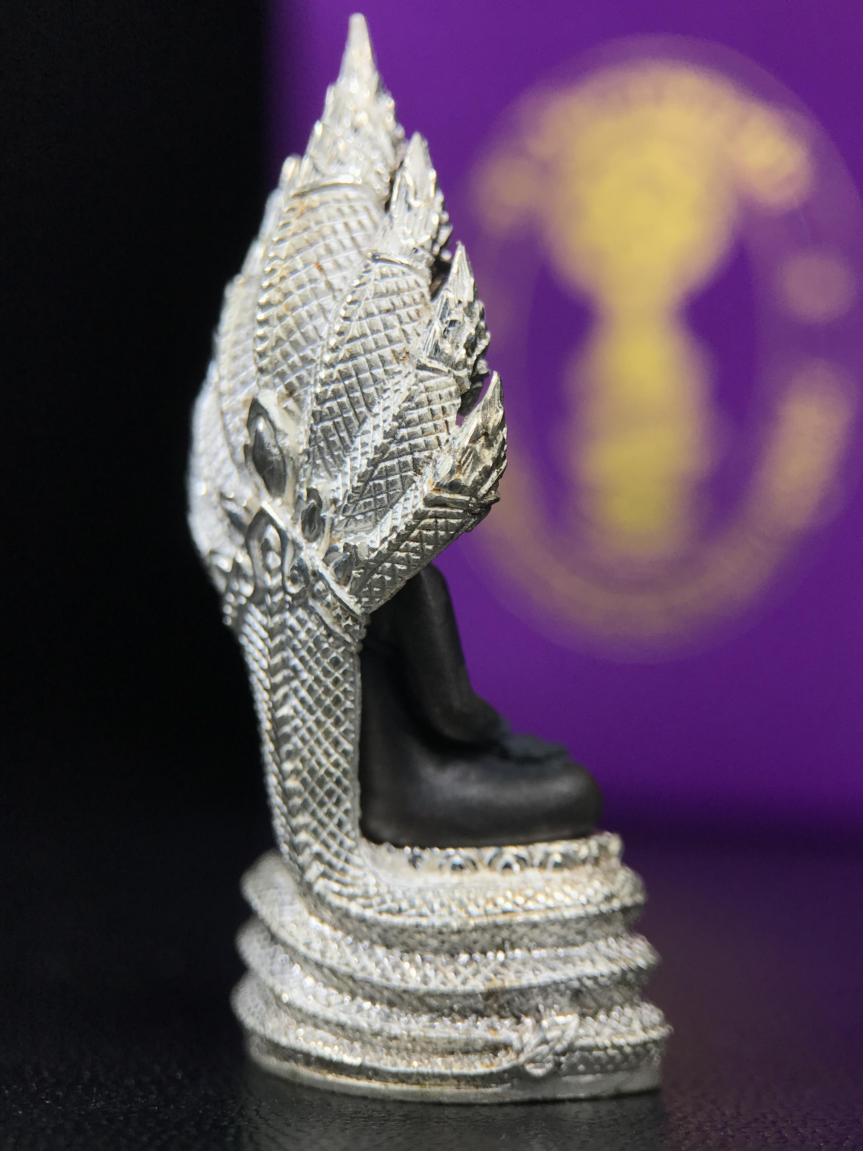 พระนาคปรก สธ. รุ่นสร้างพระอุโบสถเฉลิมพระเกียรติ 4 รอบ 84 พรรษา สมเด็จพระเทพรัตนราชสุดาฯ วัดบวรนิเวศวิหาร ปี 2543 พิมพ์ใหญ่ องค์พระเนื้อนวโลหะ ฐานนาคปรกเนื้อเงิน(สภาพ สวย )พิธีใหญ่ พุทธศิลป์งดงาม หายาก(องค์หมายเลขสวย ๒๖๖) (1 ใน 1999 องค์)