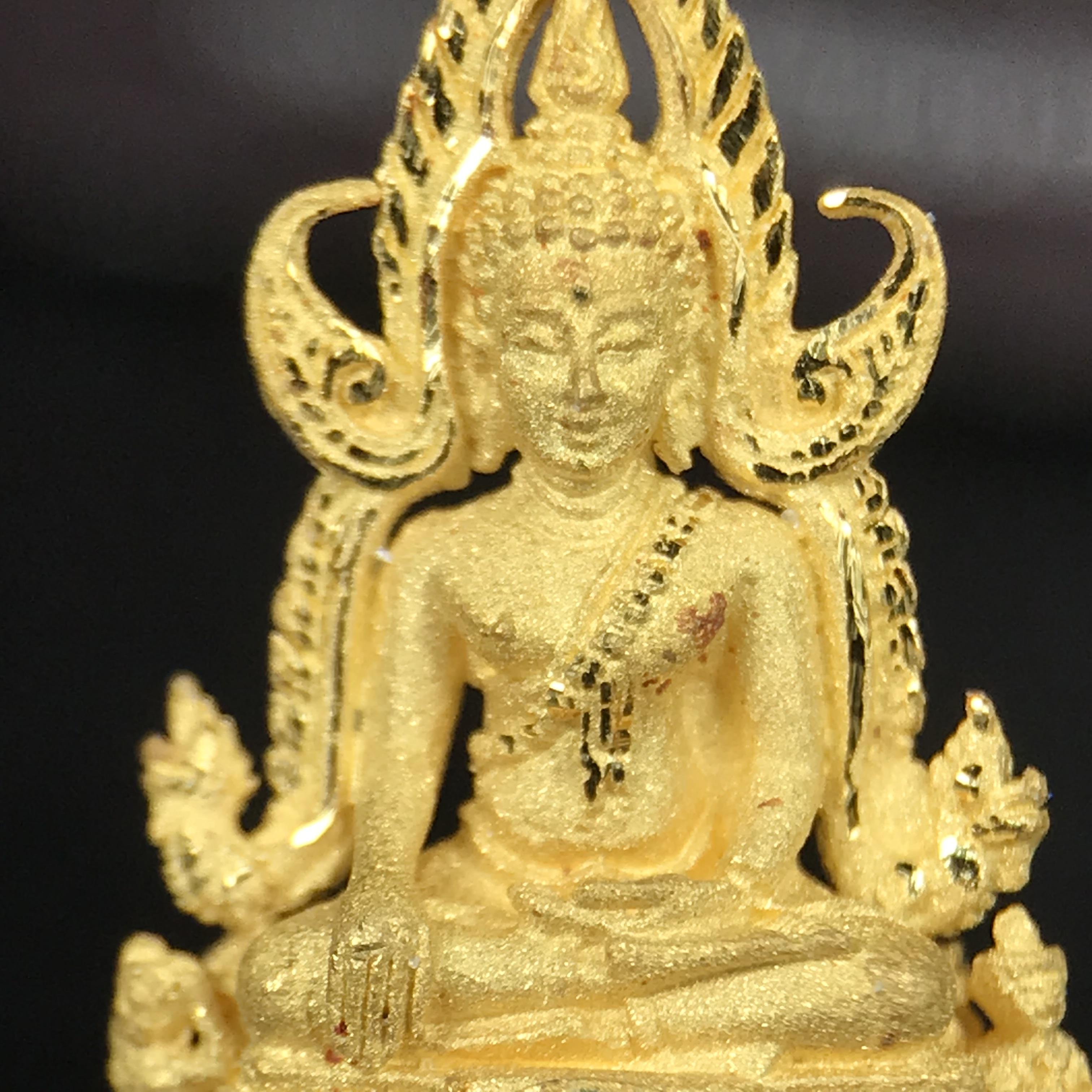 พระพุทธชินราช ภปร. โครงการ "เพราะแผ่นดินนี้ คือ แผ่นดินเกิด" ปี 2548(รุ่นแรก) ลอยองค์เนื้อทองคำบริสุทธิ์ 96.5% (น้ำหนัก 2.5 กรัม) หน้าตัก 1/4 นิ้ว (ขนาด 1.6 x1.1 ซม.) พุทธศิลป์งดงามทรงคุณค่า รุ่นยอดนิยม