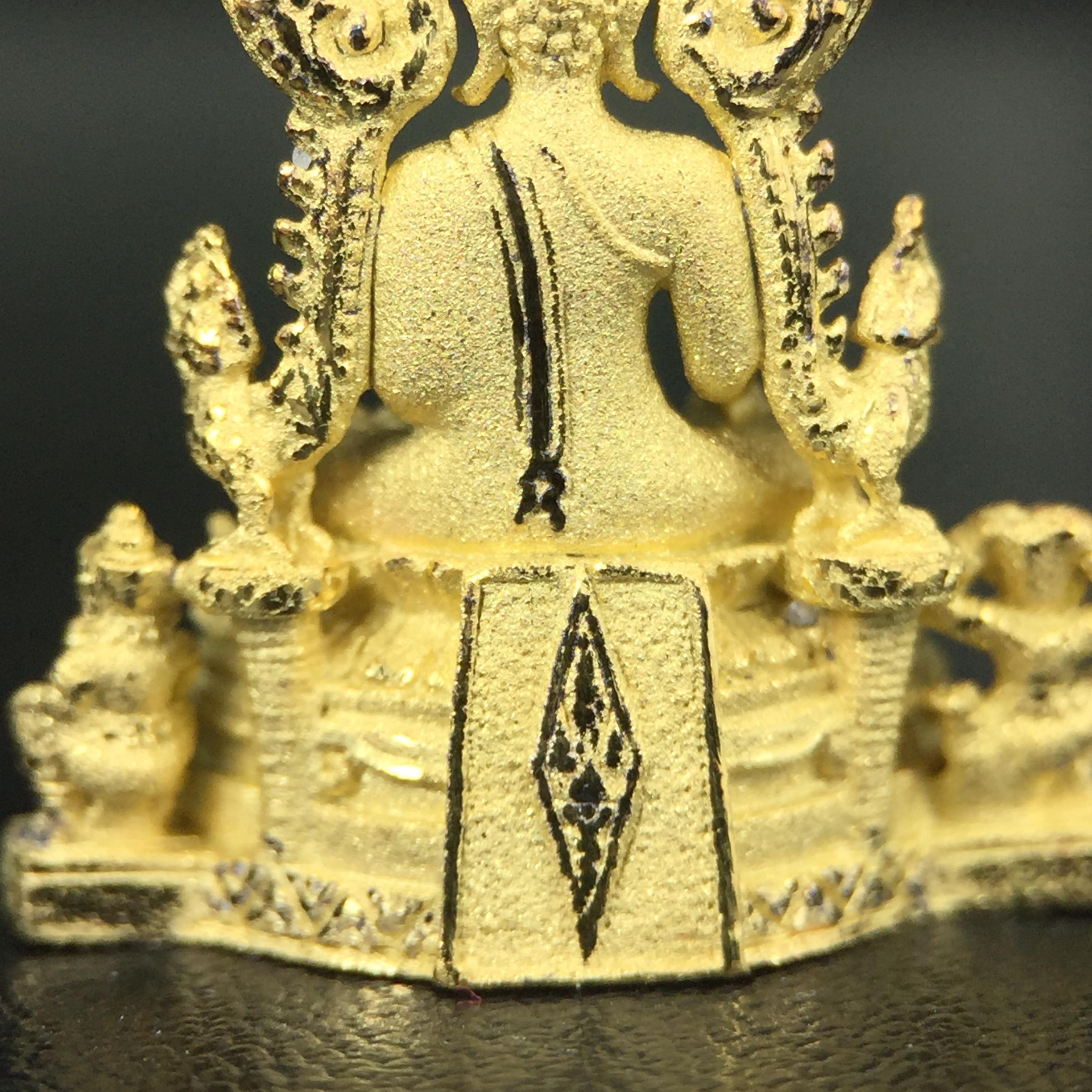 พระพุทธชินราช ภปร. ในวโรกาสพระราชพิธีมหามงคล เฉลิมพระชนมายุ6รอบ 5ธันวาคม2542 มูลนิธิพิทักษ์ดวงตาประชาชน จัดสร้าง เนื้อเงินบริสุทธิ์ 99.9% แบบชุบทองประกายเพชร 3 ไมครอน พิมพ์กลาง ขนาดสูง 2.4 ซม. พร้อมกล่องบรรจุเดิม