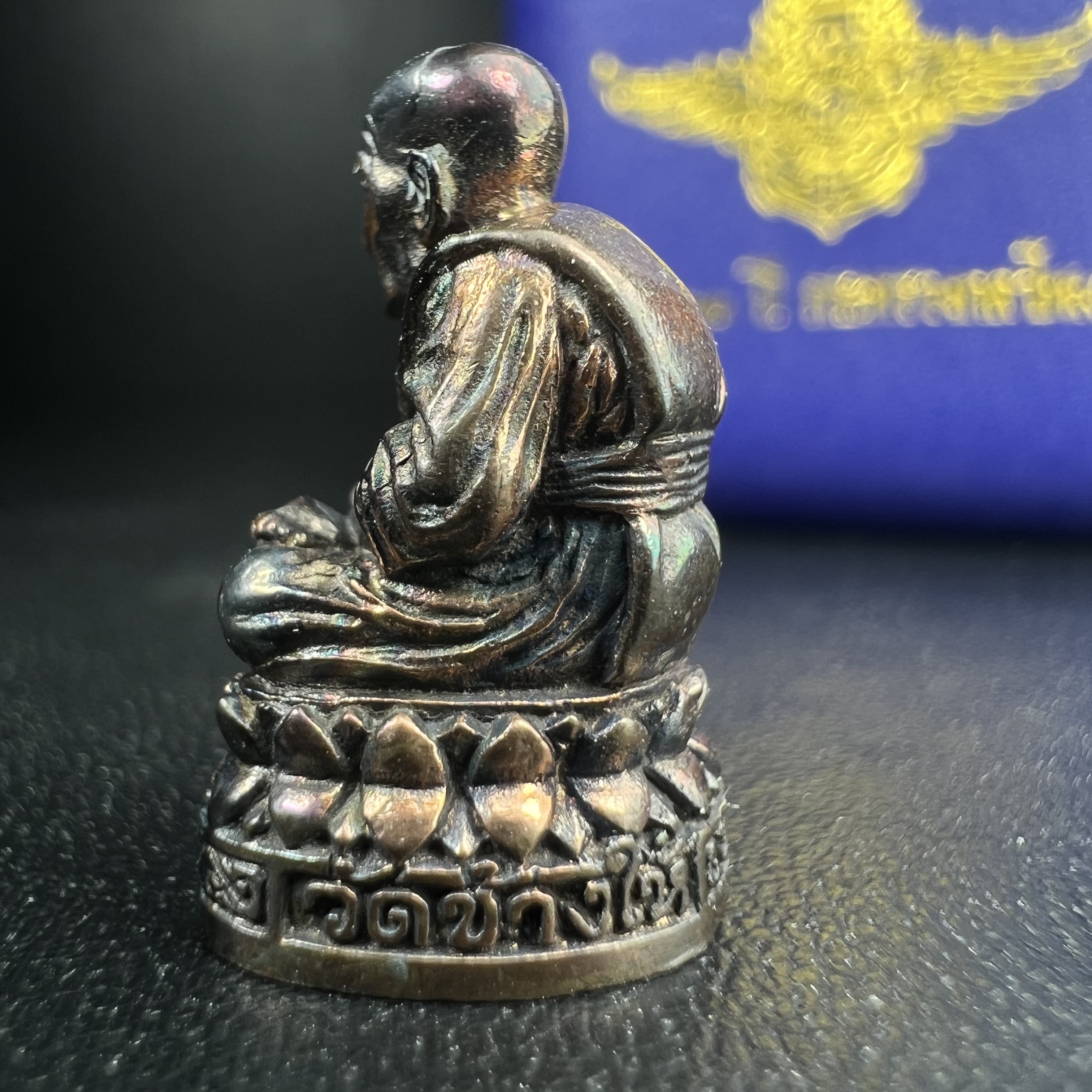 รูปเหมือนหล่อลอยองค์หลวงปู่ทวด รุ่น 111ปี กระทรวงกลาโหม เนื้อนวโลหะรมดำ-ปัดเงา ปี2540 พิธีใหญ่ เข้มขลัง นิยม พร้อมกล่องบรรจุเดิม(คัดสภาพสวยผิวเทพๆผิวรุ้งๆ)ทั้งพิธีทั้งพุทธศิลป์ทรงคุณค่าอีกหนึ่งรุ่นยอดนิยม