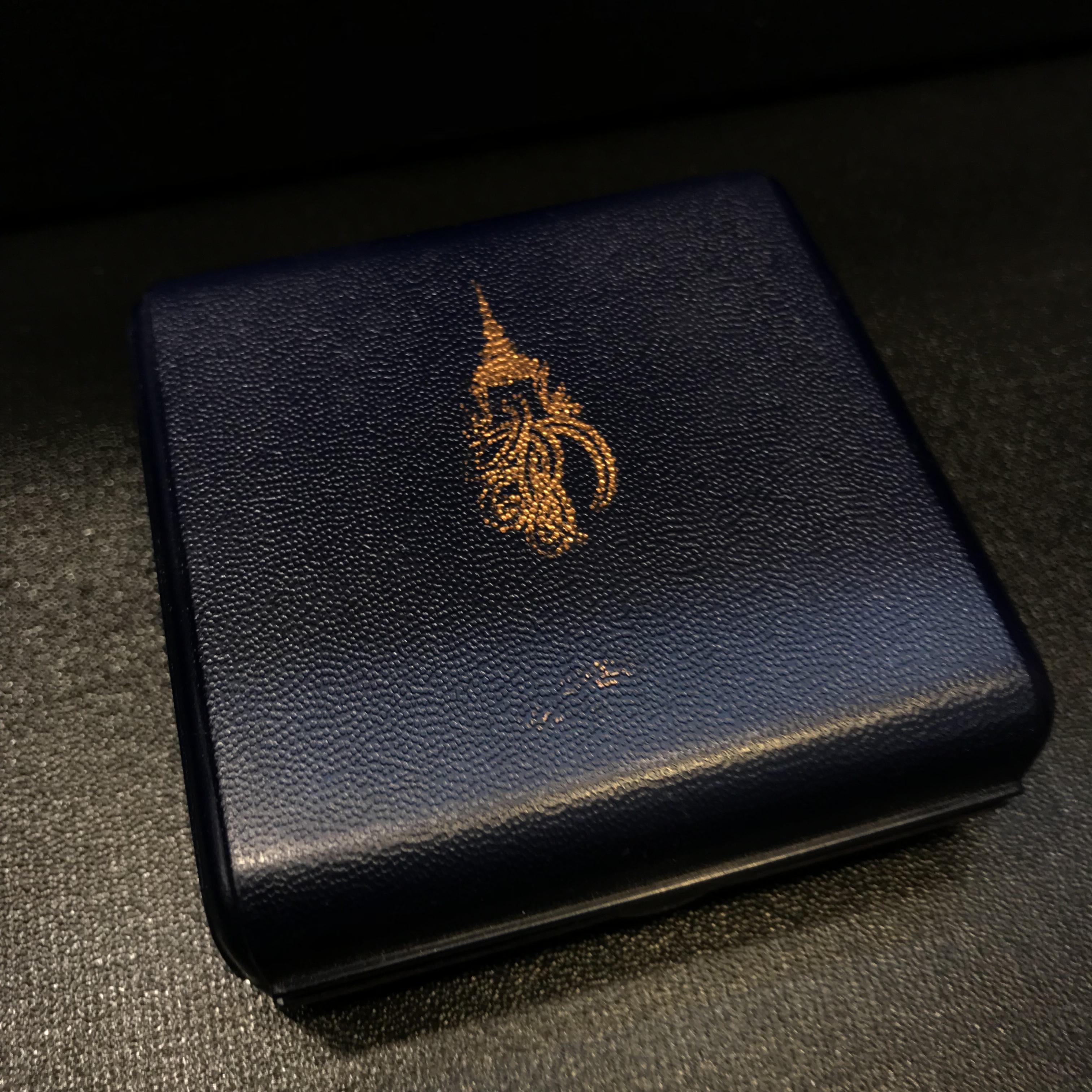 เหรียญหลวงพ่อทวด หลังพระนามาภิไธย สก. ปี2544 พิธีใหญ่ ผลิตโดยโรงกษาปณ์โมเน่ร์ เนื้อบรอนซ์(ทองแดง)สภาพสวยสมบูรณ์กล่องใบรับรองครบ