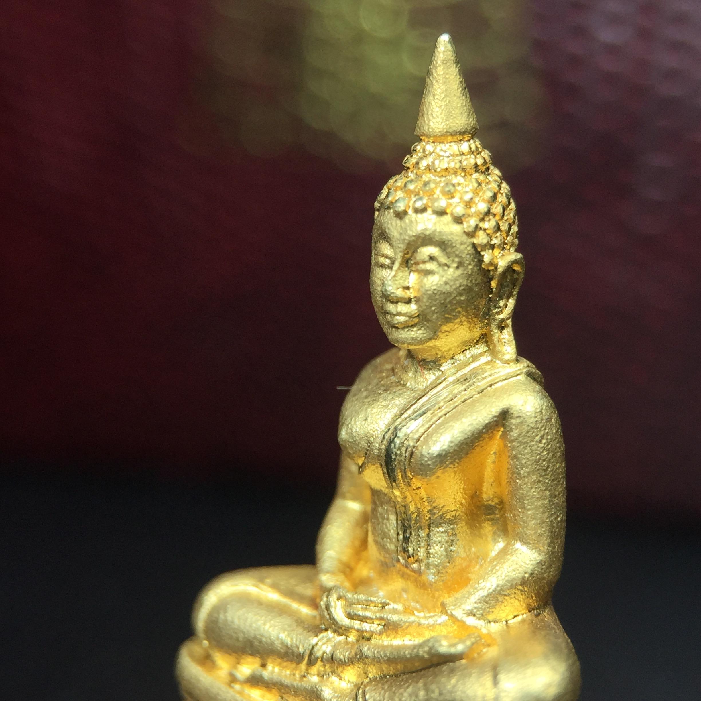 พระพุทธโสธร(หลวงพ่อโสธร) รุ่นสร้างอุโบสถ ปี2539 เนื้อเงิน(ชุบทองพ่นทรายขัดเงาบางส่วน สวยดุจทองคำ) ลอยองค์พิมพ์ใหญ่ สภาพสวยกล่องบรรจุเดิมครบสมบูรณ์(แบบนี้หายาก)(งานแพรนด้า จิวเวลรี่)สวยงดงาม