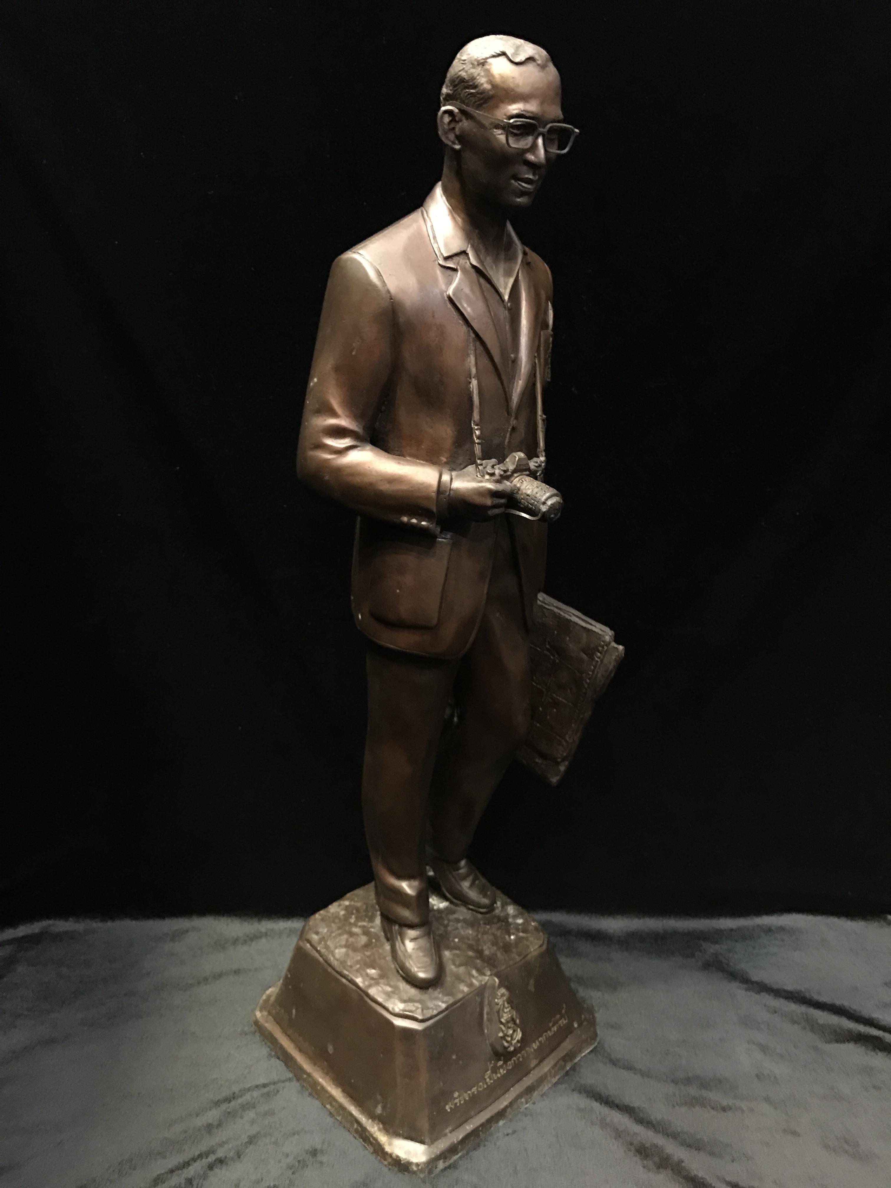 พระบรมรูป รัชกาลที่ 9 แบบทรงงาน(พระทรงเป็นยิ่งกว่ามหากษัตริย์) วัดญาณสังวรวราราม ปี2539 เนื้อโลหะผสมรมดำ ฐานกว้าง 6.5 นิ้ว สูง 22 นิ้ว(1ใน599องค์)