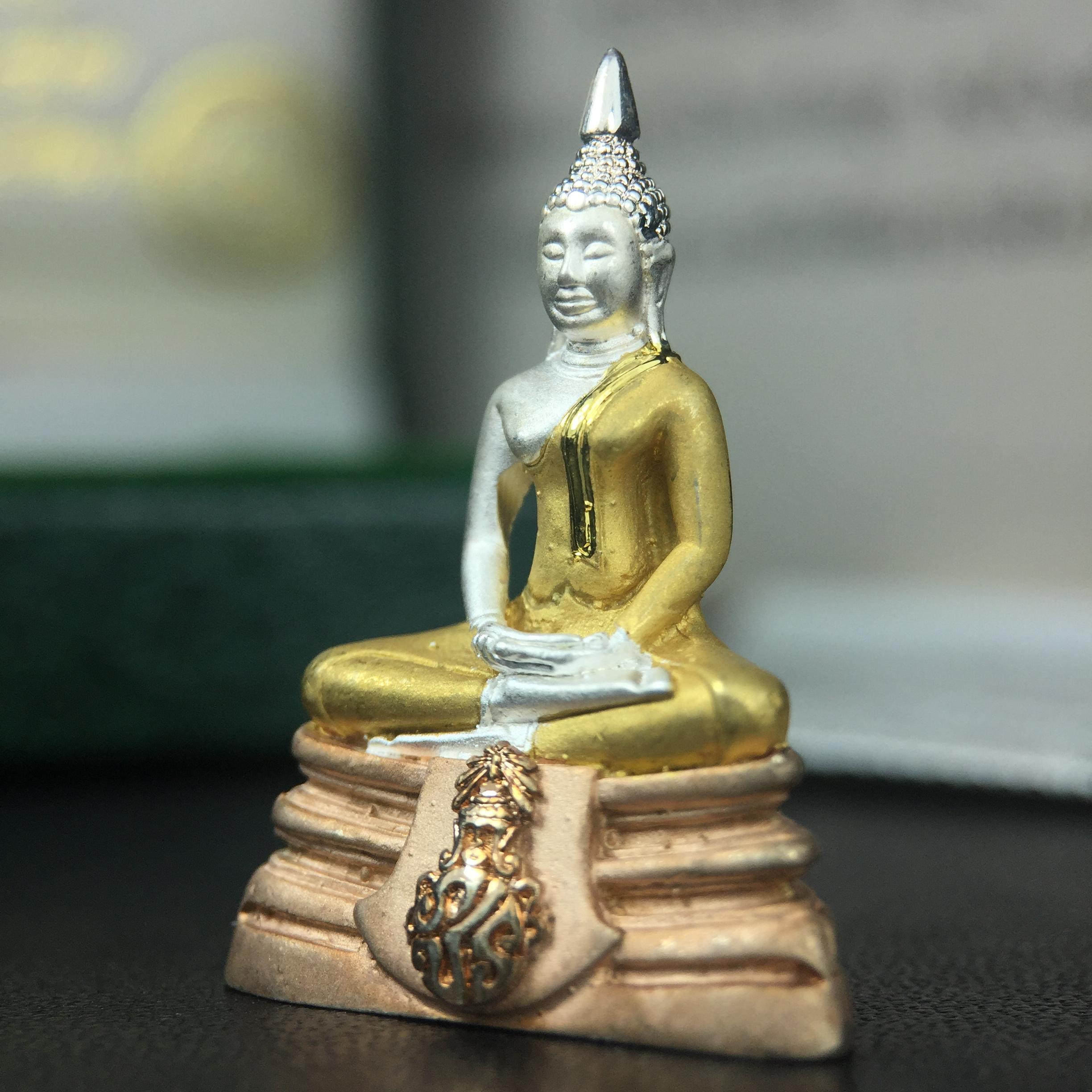 พระพุทธโสธร ภปร. รุ่นย้อนยุค สร้างพระอุโบสถ สมาคมชาวฉะเชิงเทรา จัดสร้าง ปี 2539 วโรกาสครองสิริราชสมบัติครบ 50 ปี เนื้อเงินชุบสามกษัตริย์ทรายนวลขัดเงาบางส่วน(สภาพผิวเดิม เก่าเก็บอย่าดี สวยมาก แบบนี้หายาก) พร้อมกล่องบรรจุและใบรับรองเดิมครบสมบูรณ์